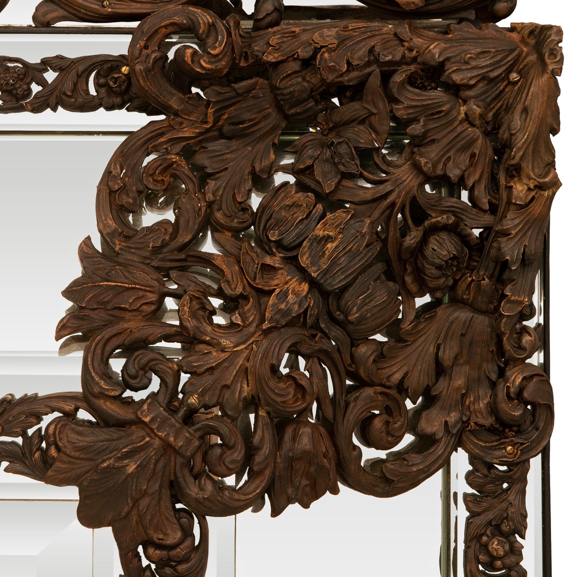 Néerlandais Miroir baroque hollandais du 19ème siècle en métal pressé patiné en vente