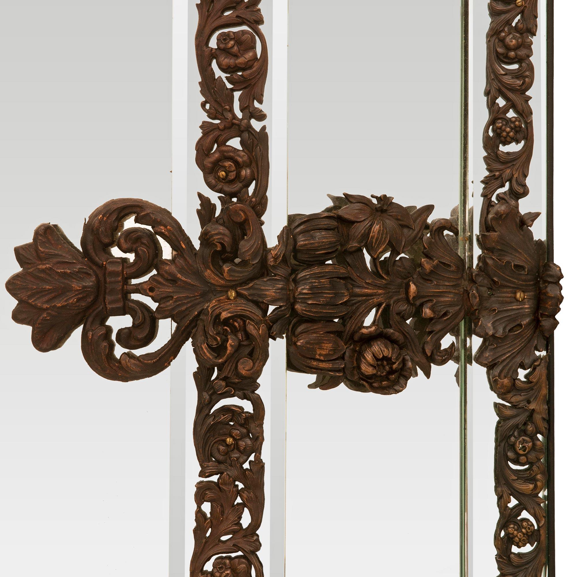 Pressé Miroir baroque hollandais du 19ème siècle en métal pressé patiné en vente