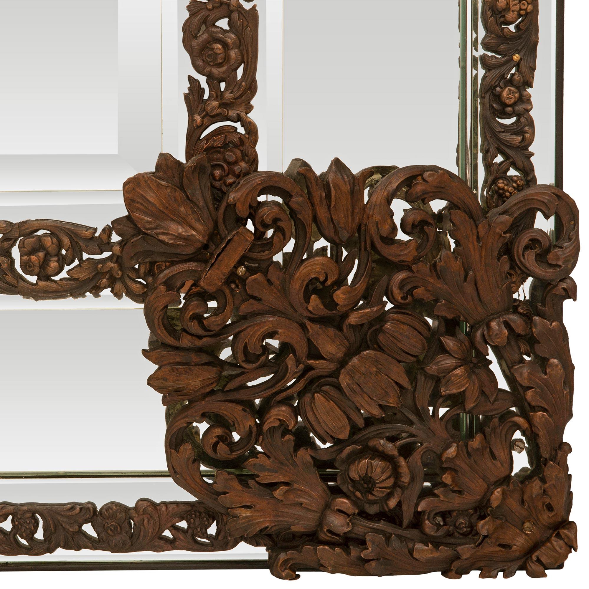 Miroir baroque hollandais du 19ème siècle en métal pressé patiné Bon état - En vente à West Palm Beach, FL