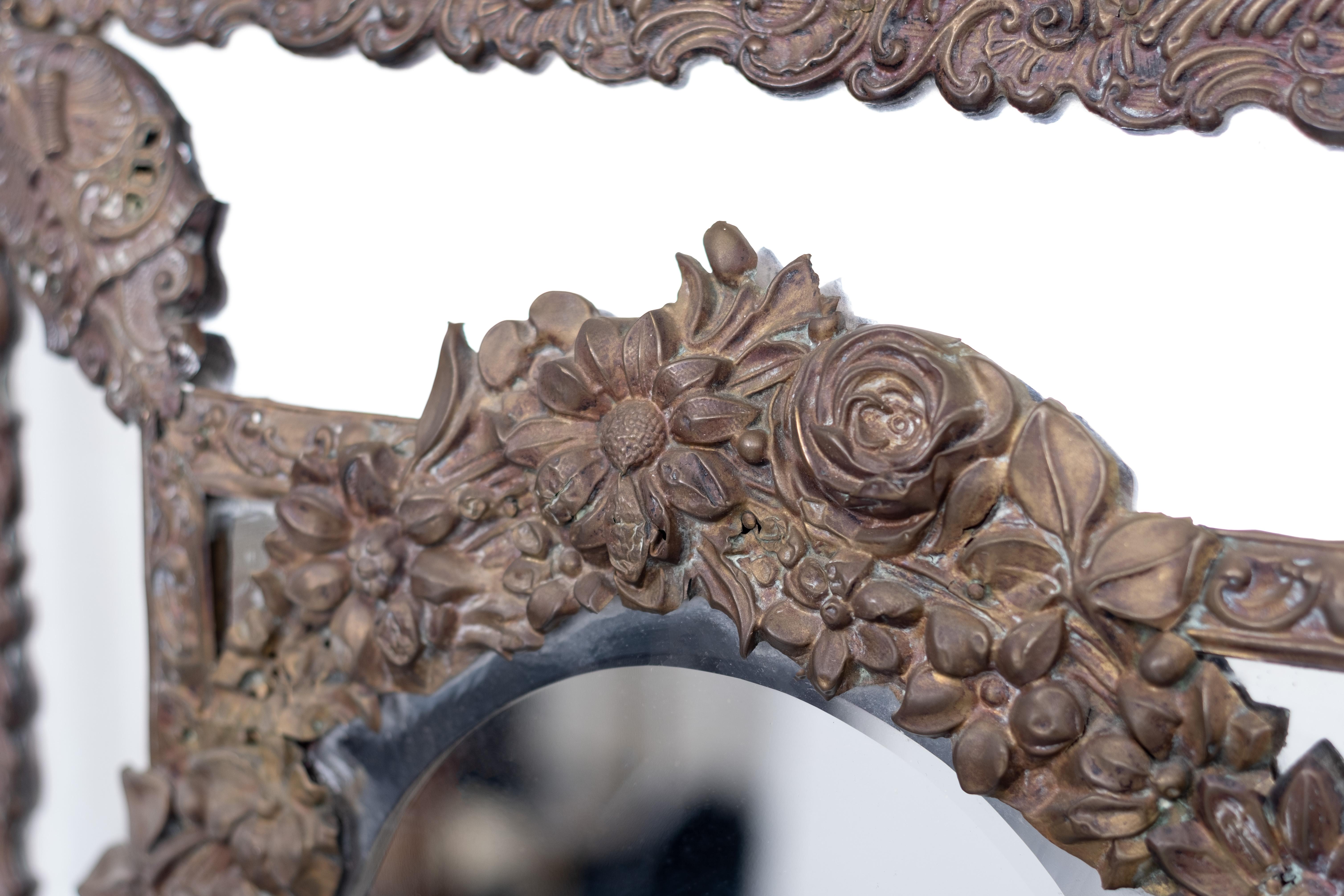 Neunzehnten Jahrhundert niederländischen Kissen Spiegel. Zentrales, abgeschrägtes Glas, flankiert von kleineren Platten, eingefasst in komplizierte, gestanzte Messingarbeiten. Geformtes Wappenbrett aus Messing mit Spiegelrückseite. Einige