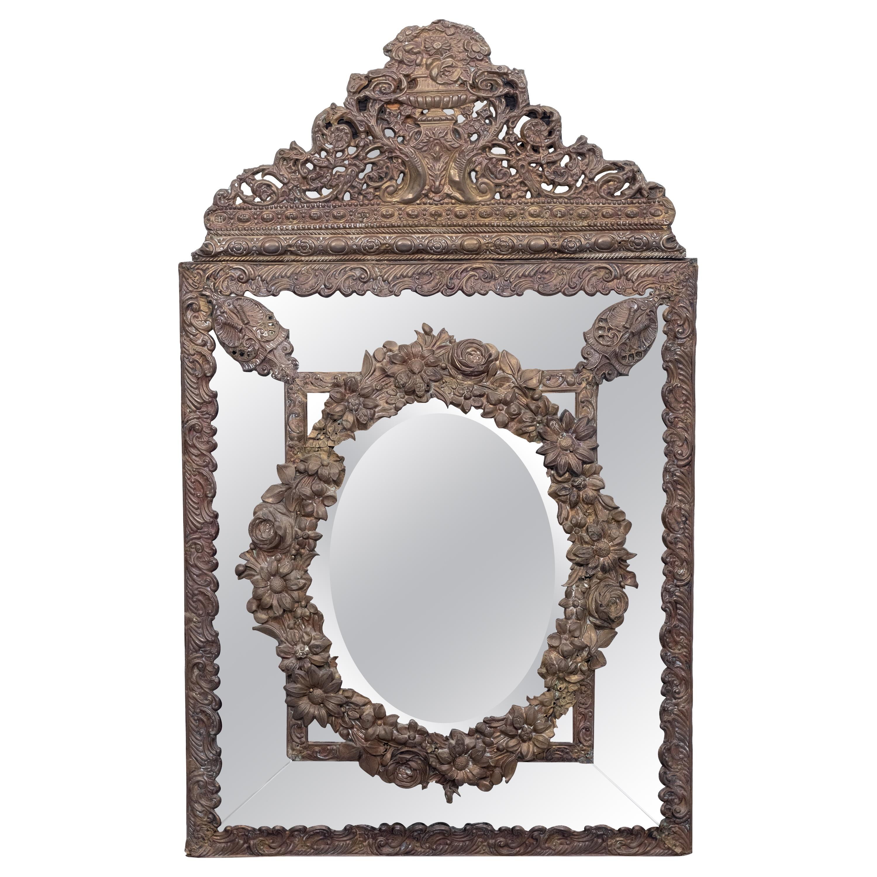 Miroir à coussin repoussé en laiton hollandais du 19ème siècle