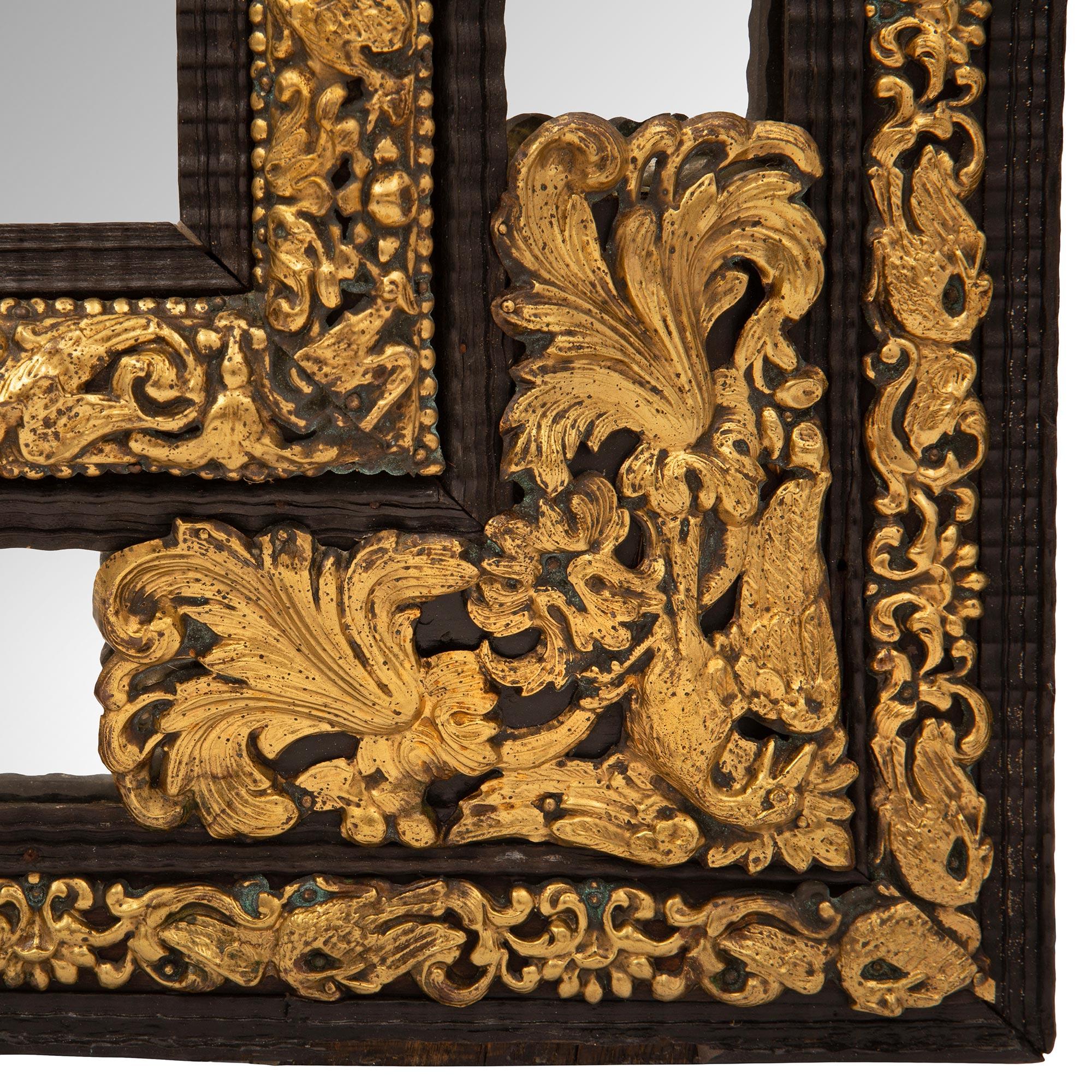 Niederländischer Spiegel mit doppeltem Rahmen aus Ebenholz und vergoldetem Metall aus dem 19. im Angebot 1
