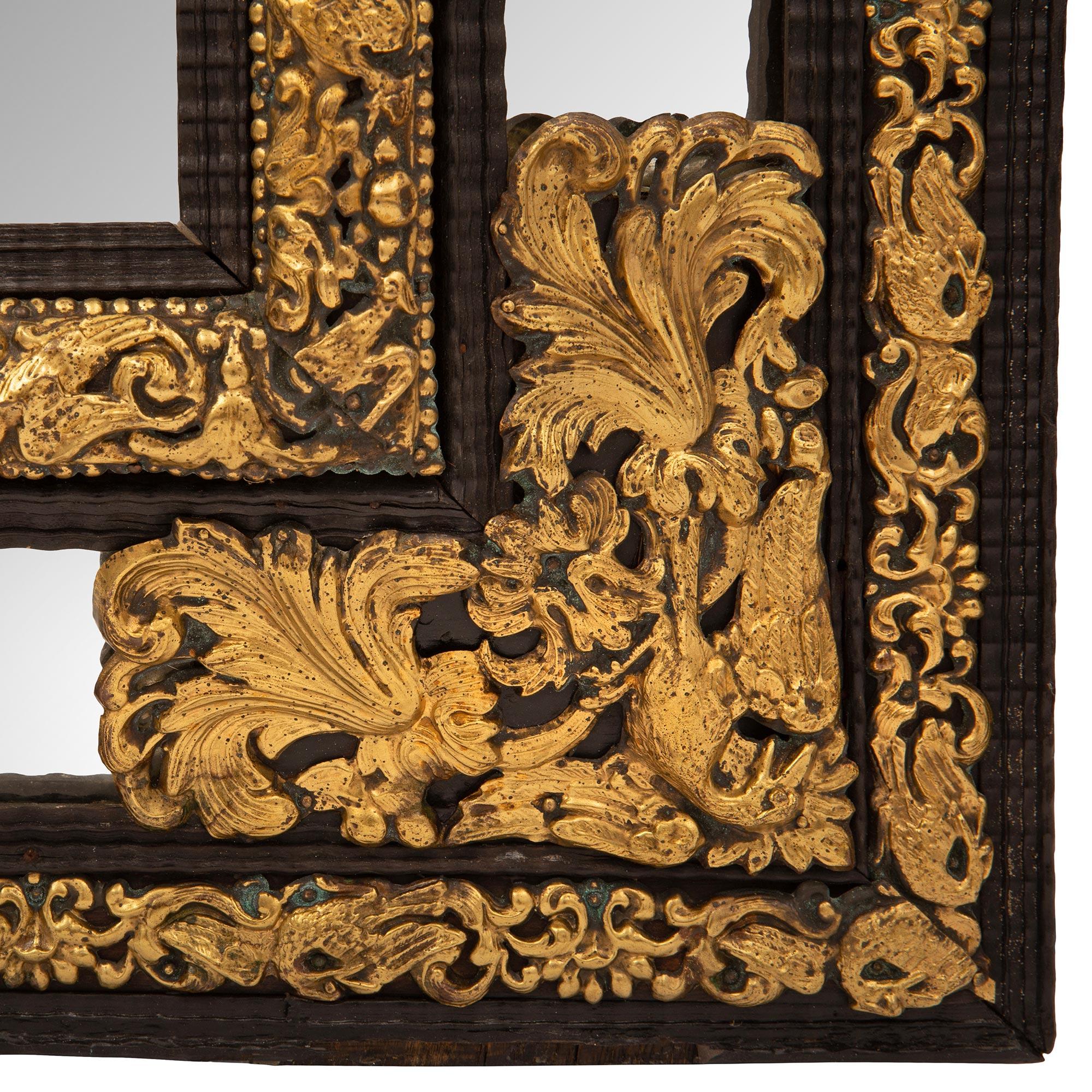 Specchio olandese del XIX secolo con doppia cornice in ebano e metallo dorato In condizioni buone in vendita a West Palm Beach, FL