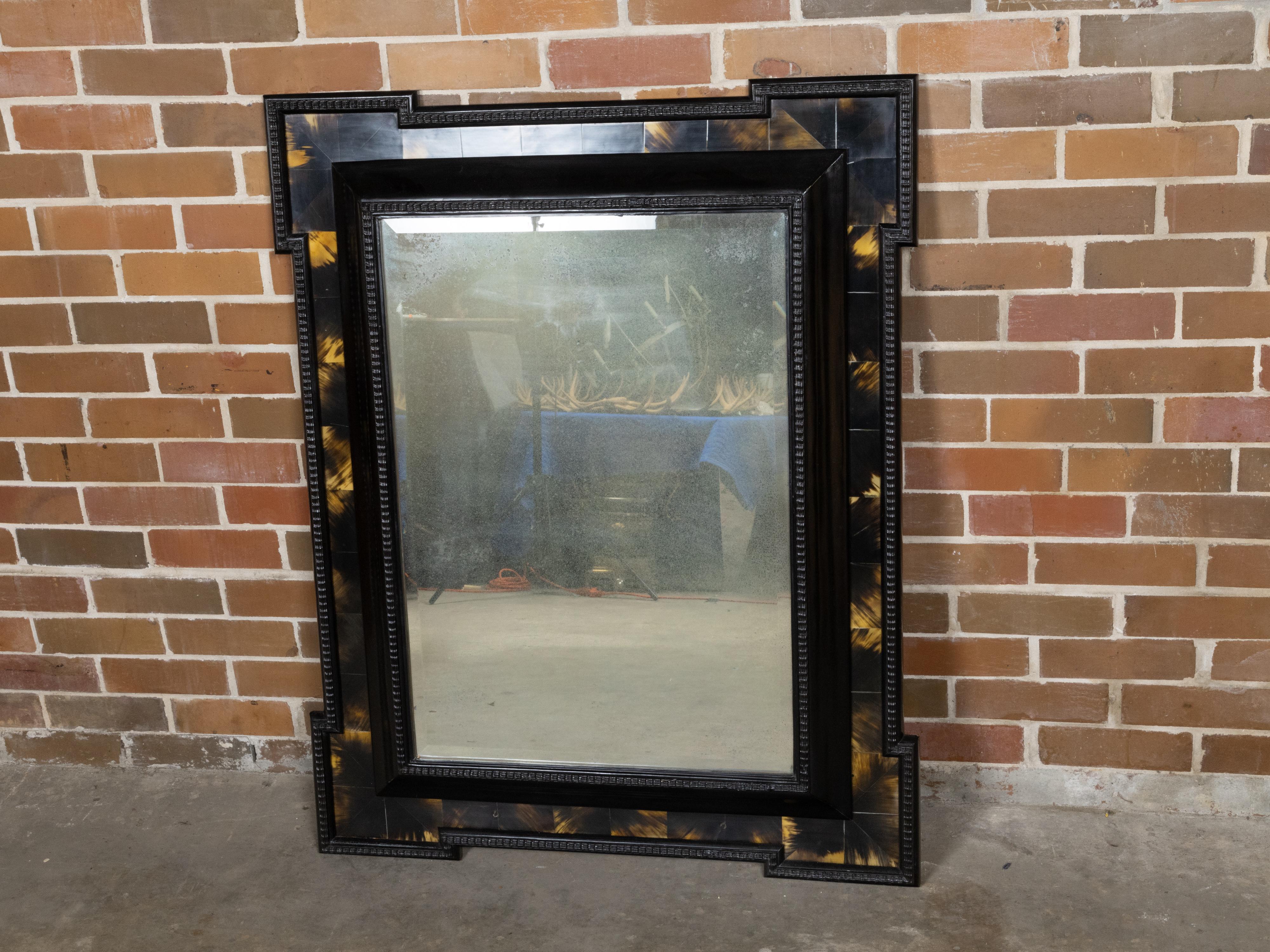 Néerlandais Miroir hollandais du 19ème siècle en fausse tortue, noir et ambre, avec cadre sculpté en vente