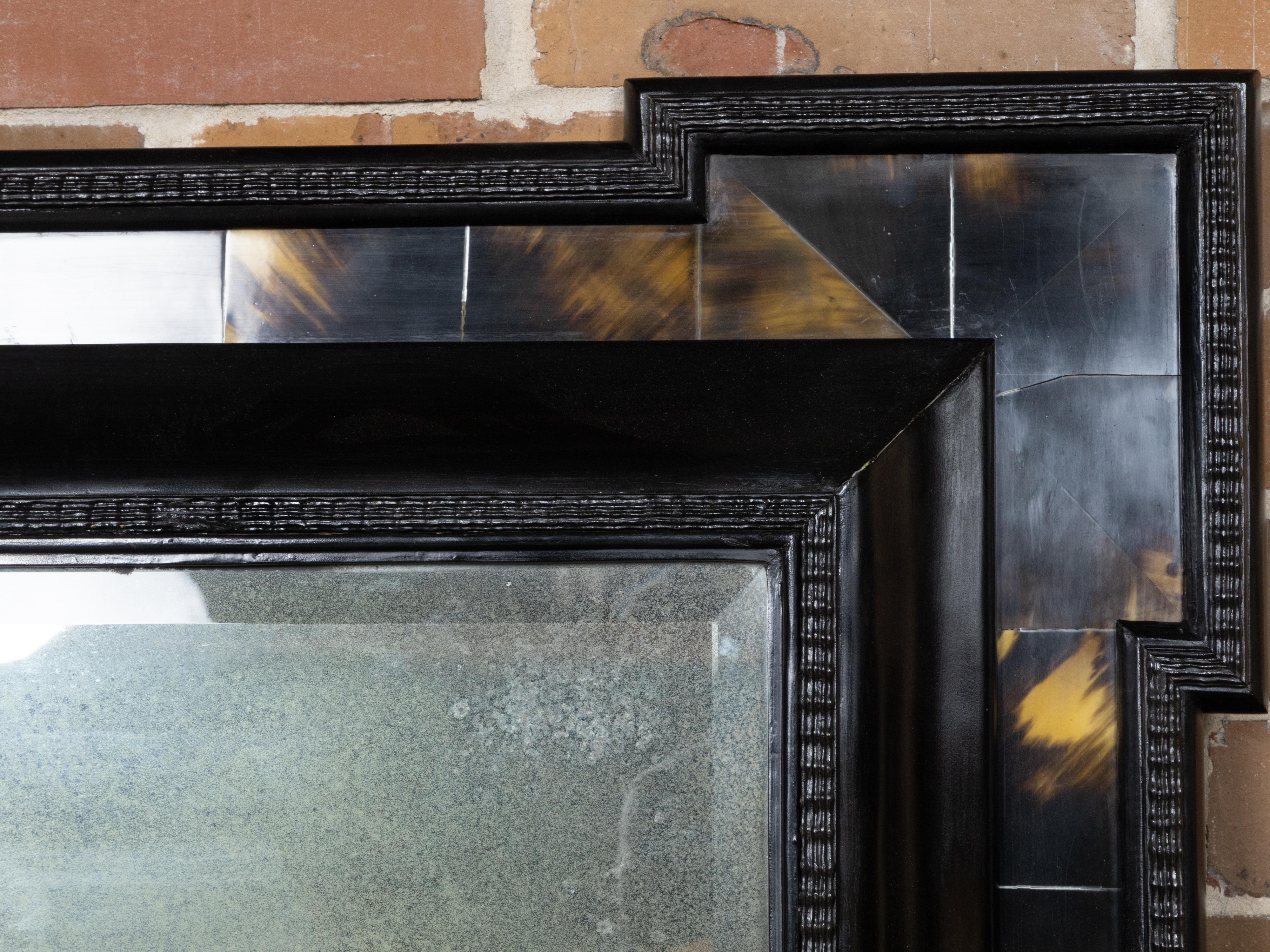 Sculpté Miroir hollandais du 19ème siècle en fausse tortue, noir et ambre, avec cadre sculpté en vente