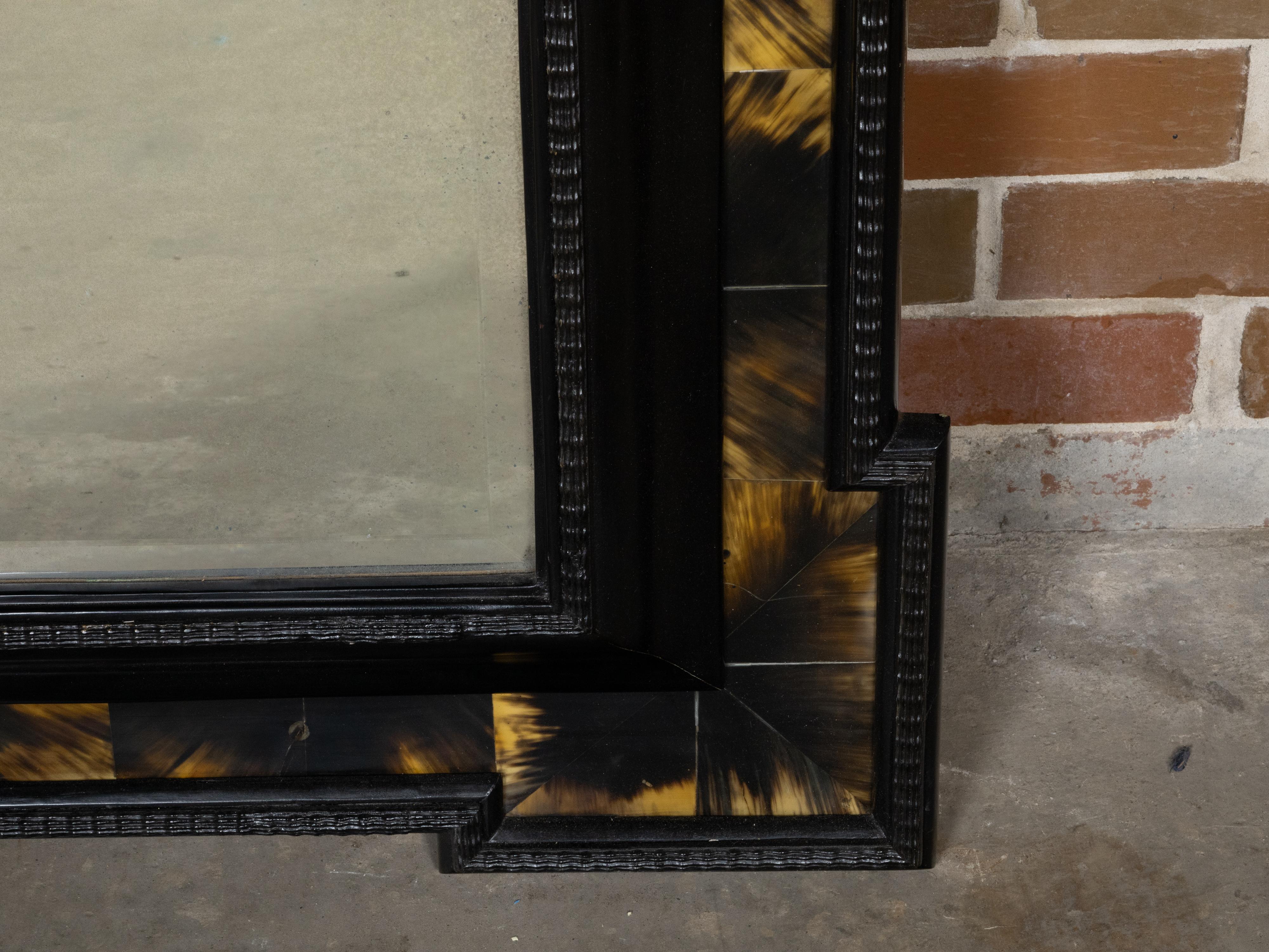 XIXe siècle Miroir hollandais du 19ème siècle en fausse tortue, noir et ambre, avec cadre sculpté en vente