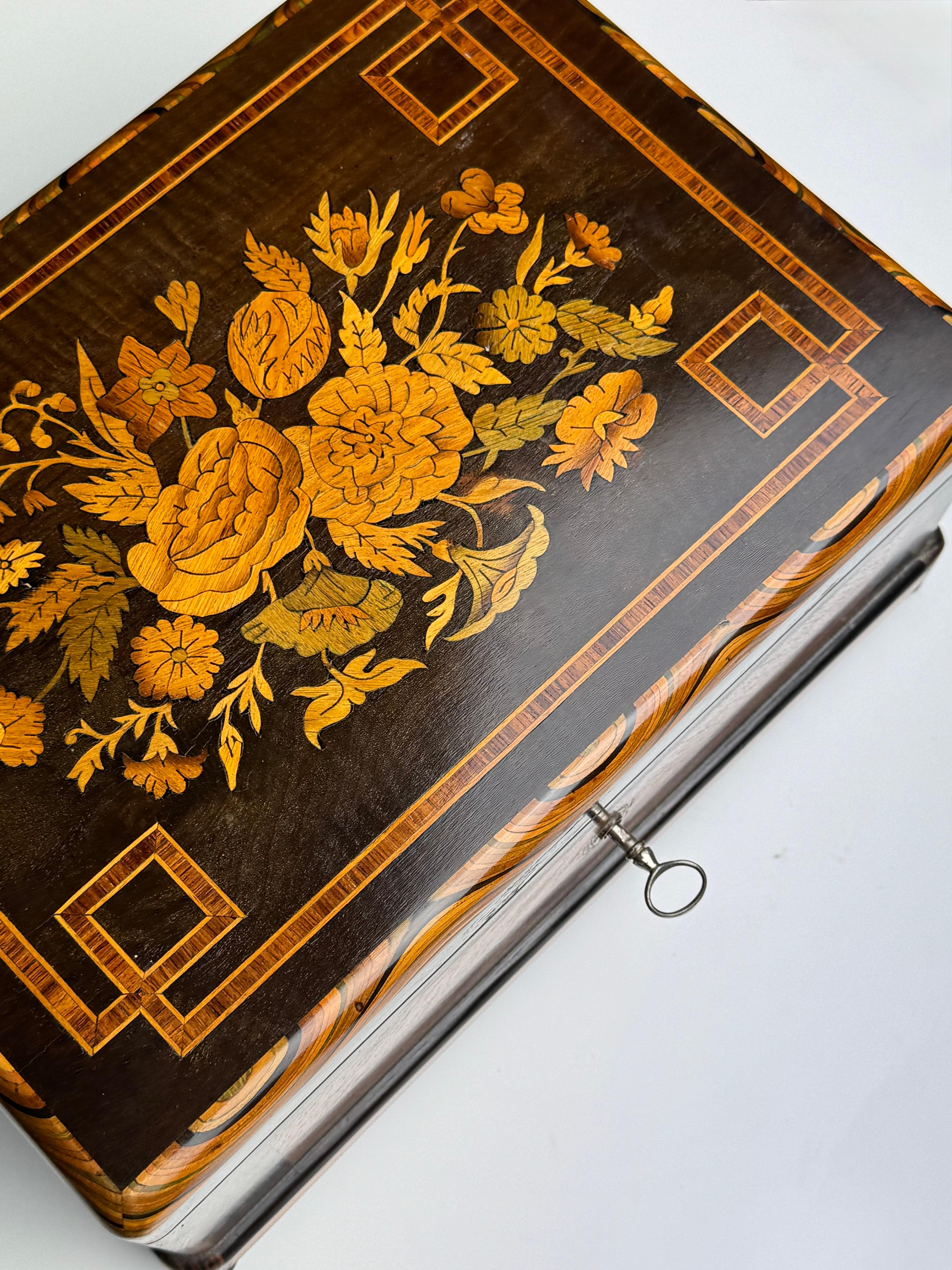 Boîte à bijoux hollandaise du 19e siècle en vente 5