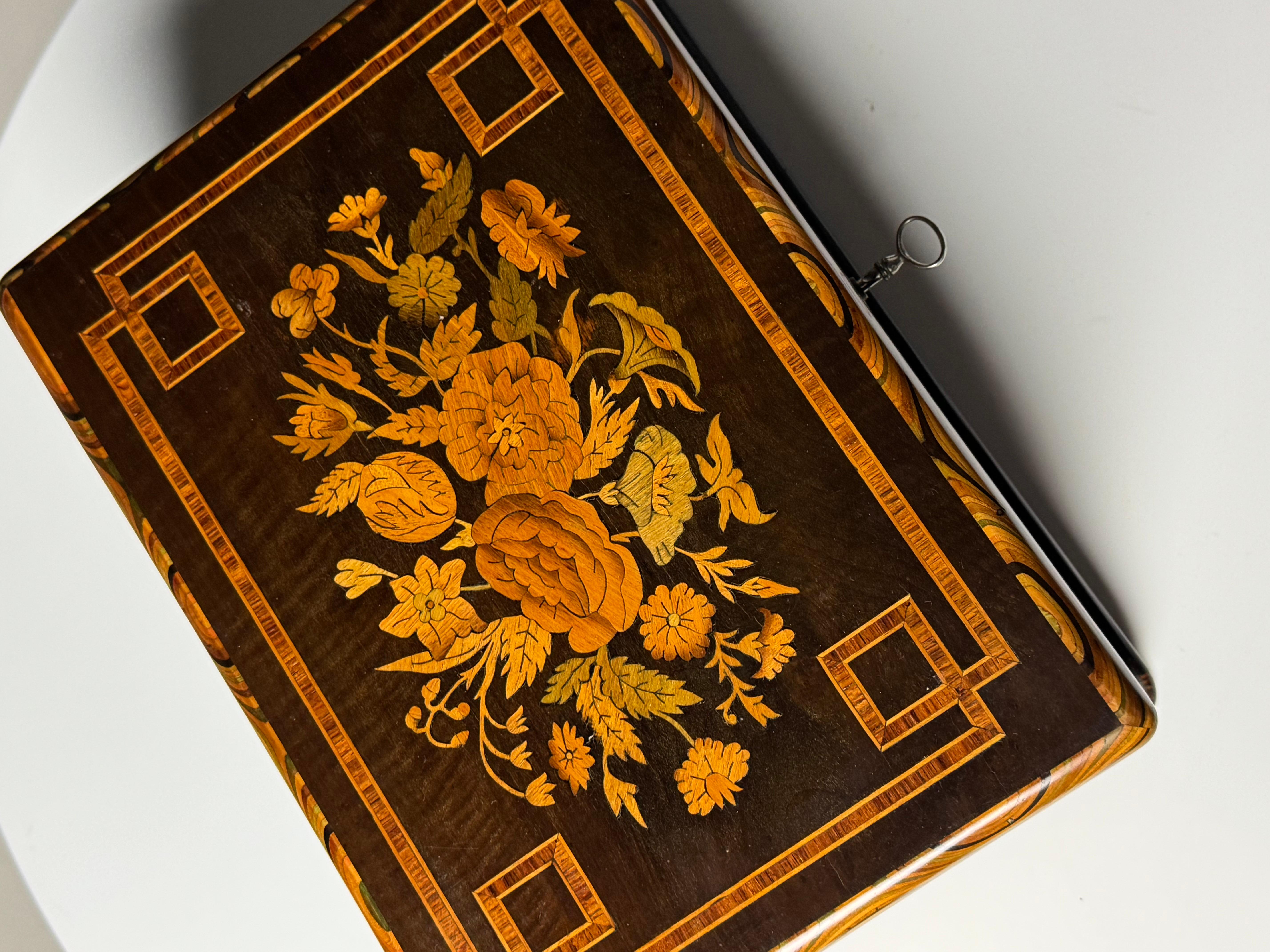 Boîte à bijoux hollandaise.

Fin du 19e siècle. Dessus floral entièrement marqueté de différentes essences de bois. Intérieur avec divers compartiments et miroir d'origine.

En très bon état. La serrure fonctionne correctement.

Dimensions : 31L x