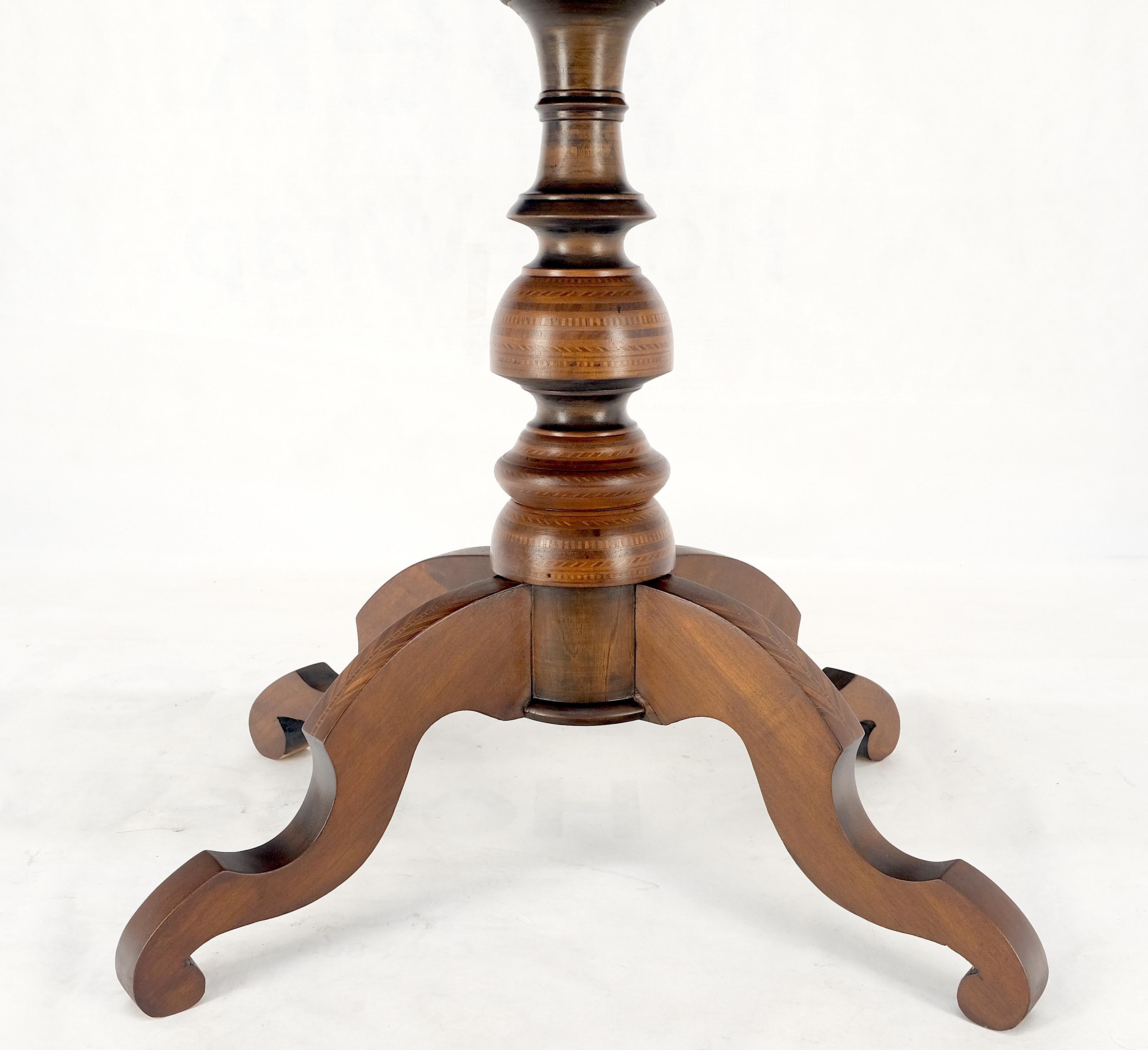Noyer Table d'appoint hollandaise du 19ème siècle avec marqueterie sur le dessus, pour petit déjeuner en vente