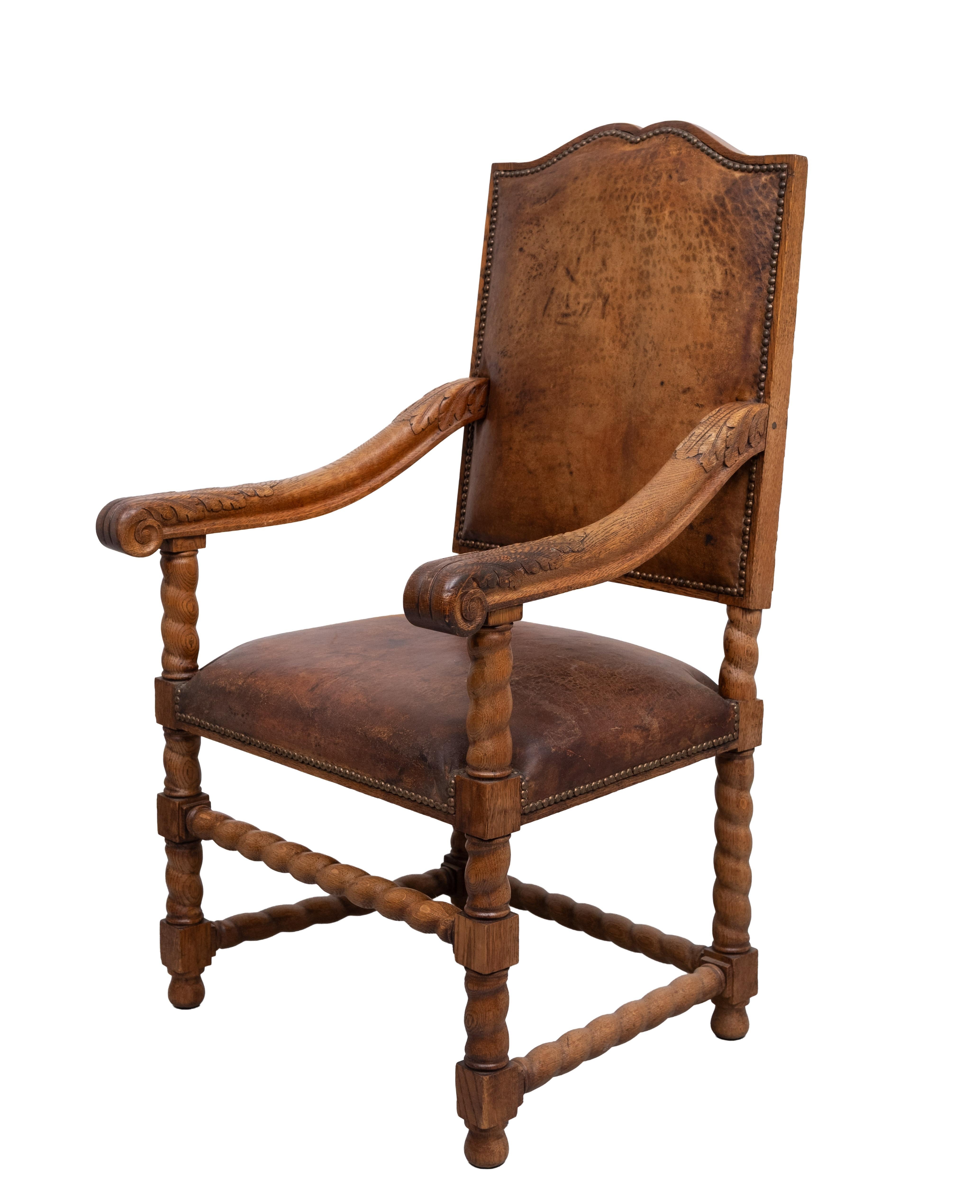Beathiful Dutch Baroque open armchair . solid Oak .
19th Century . Hand carved Oak leaves on the armrests . 
Barley twist frame . Stunning patine on the Leather .
Bon état de conservation . 

  demandez des solutions d'expédition moins chères 