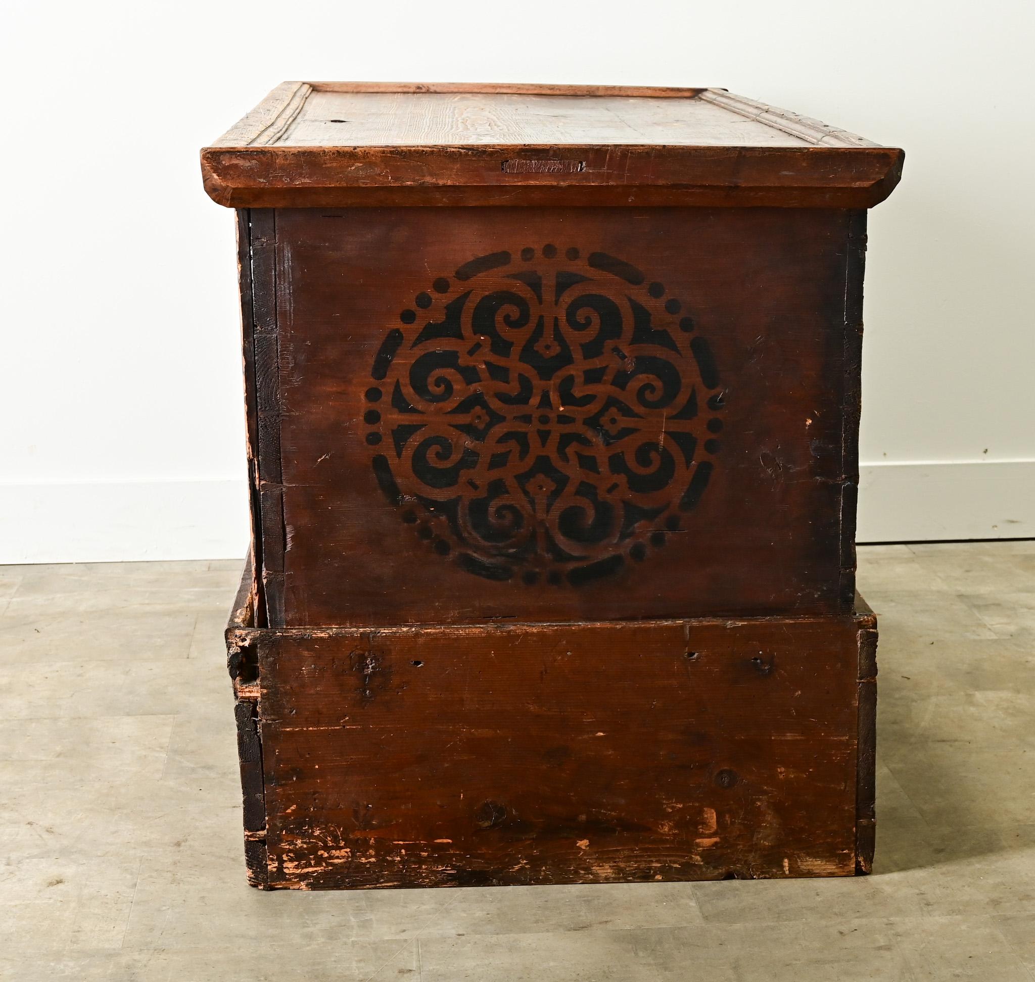Dutch 19th Century Painted Pine Trunk For Sale 4