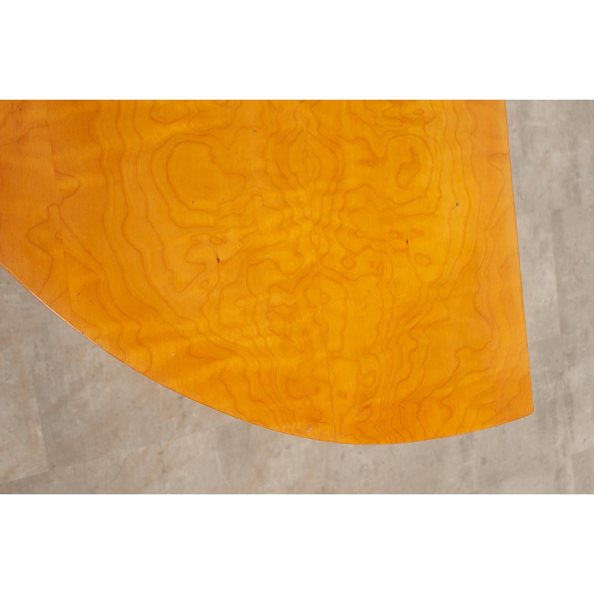 Legno di seta Console Demilune olandese del XIX secolo in legno satinato in vendita