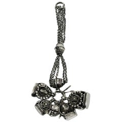 Niederländische Chatelaine aus Silber des 19. Jahrhunderts mit 4 Schachteln und Charms