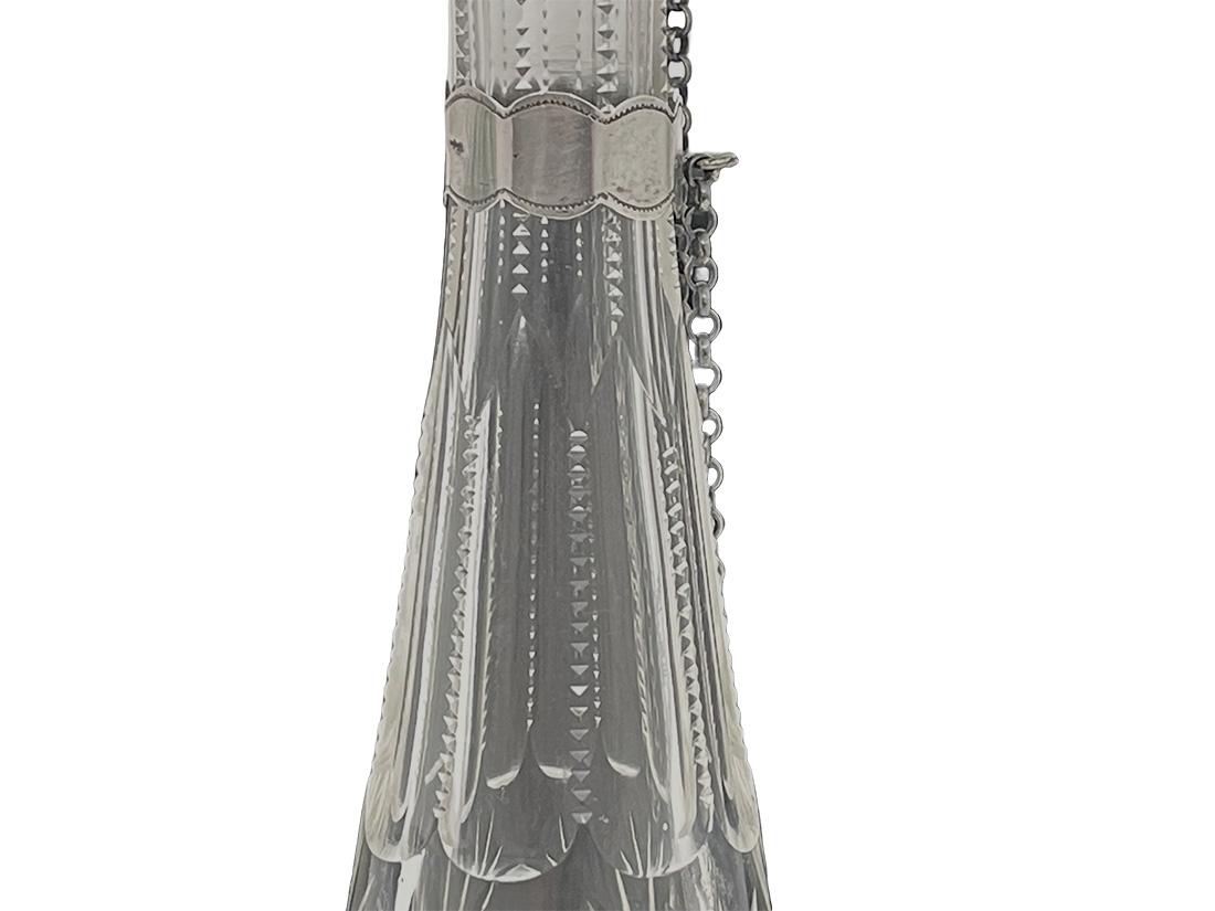 Argent Petite carafe hollandaise du 19ème siècle en verre de cristal taillé avec argent en vente
