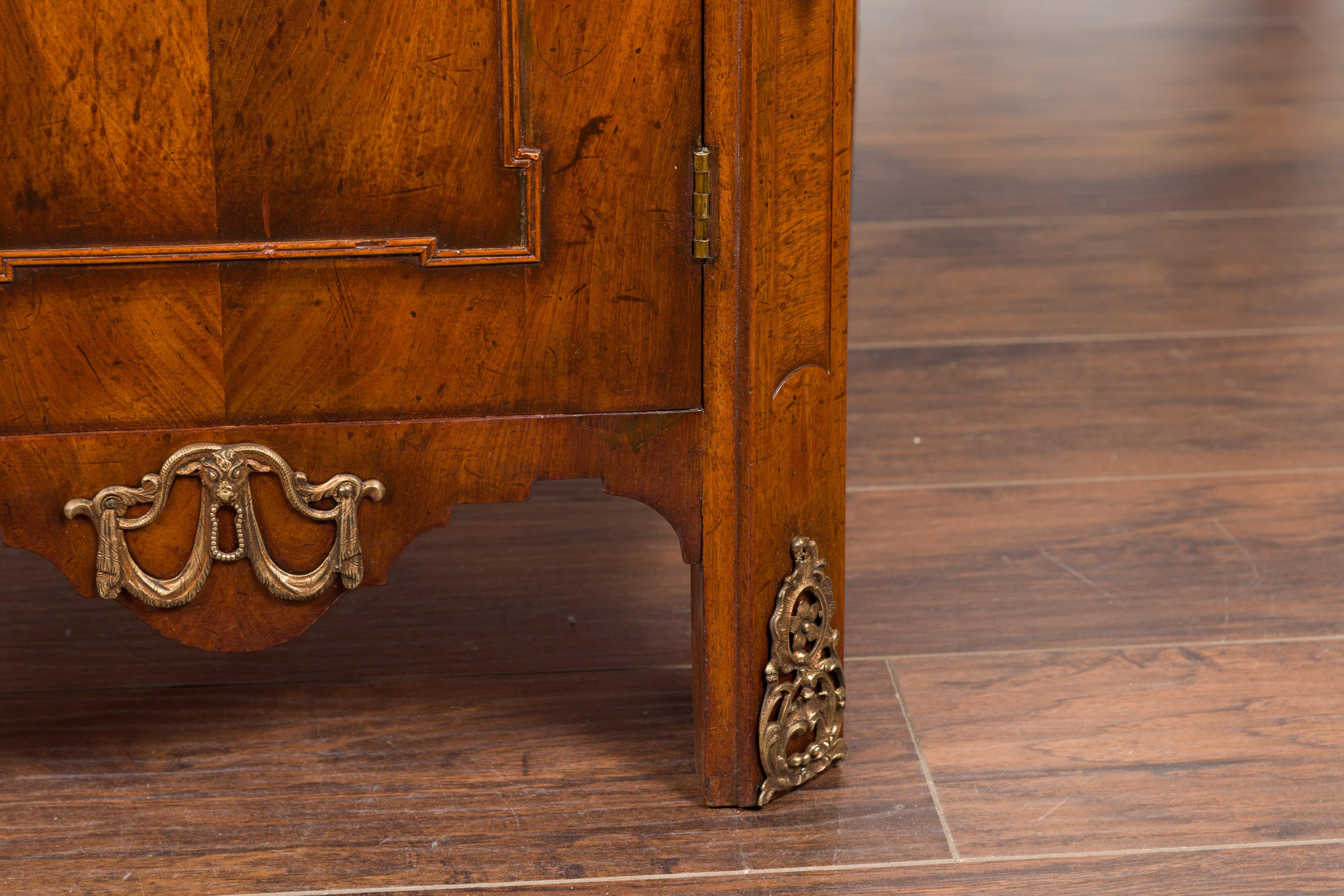 Comodino olandese del XIX secolo in noce con cassetto, anta e supporti in bronzo in vendita 4