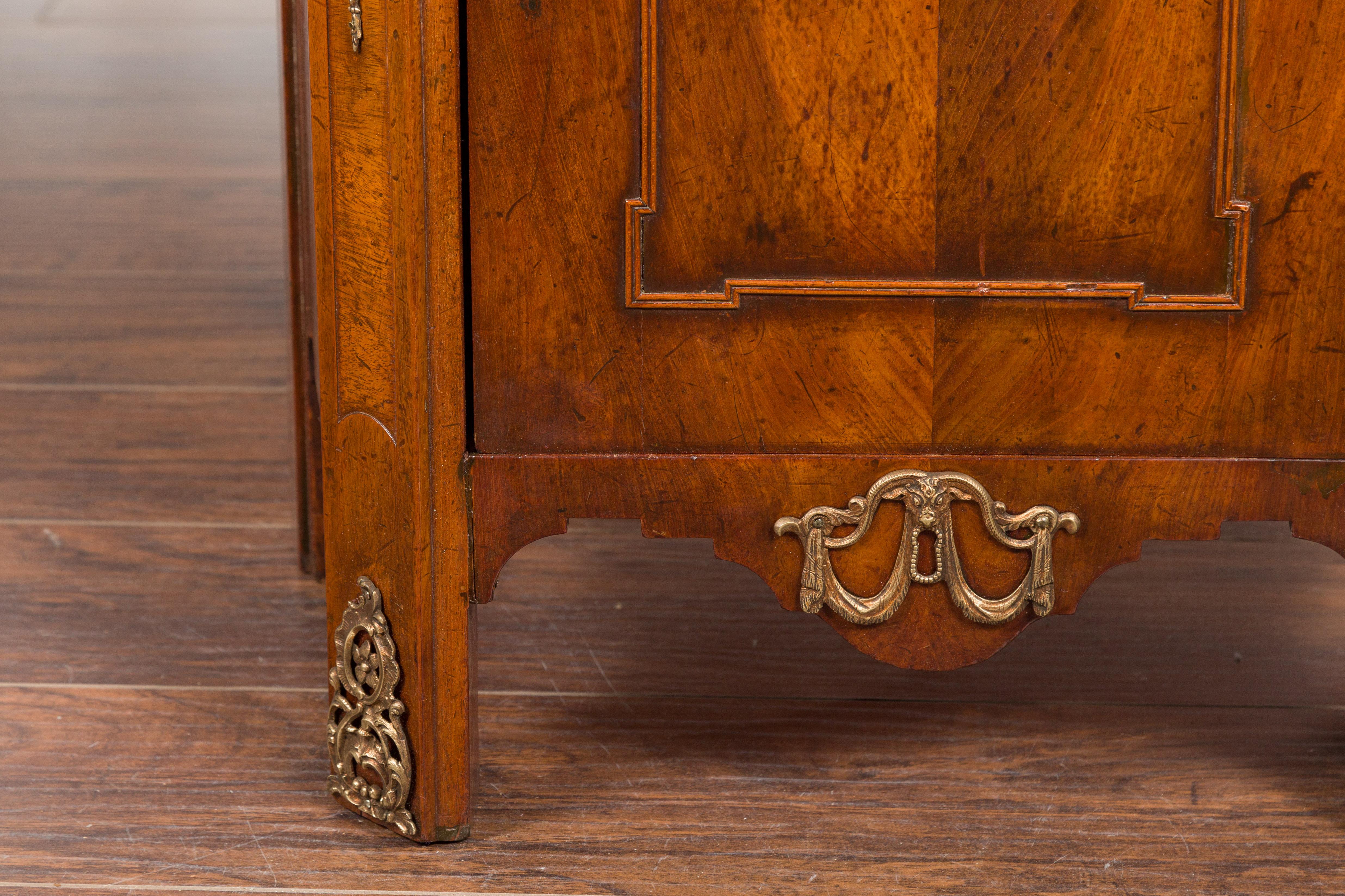 Comodino olandese del XIX secolo in noce con cassetto, anta e supporti in bronzo in vendita 5