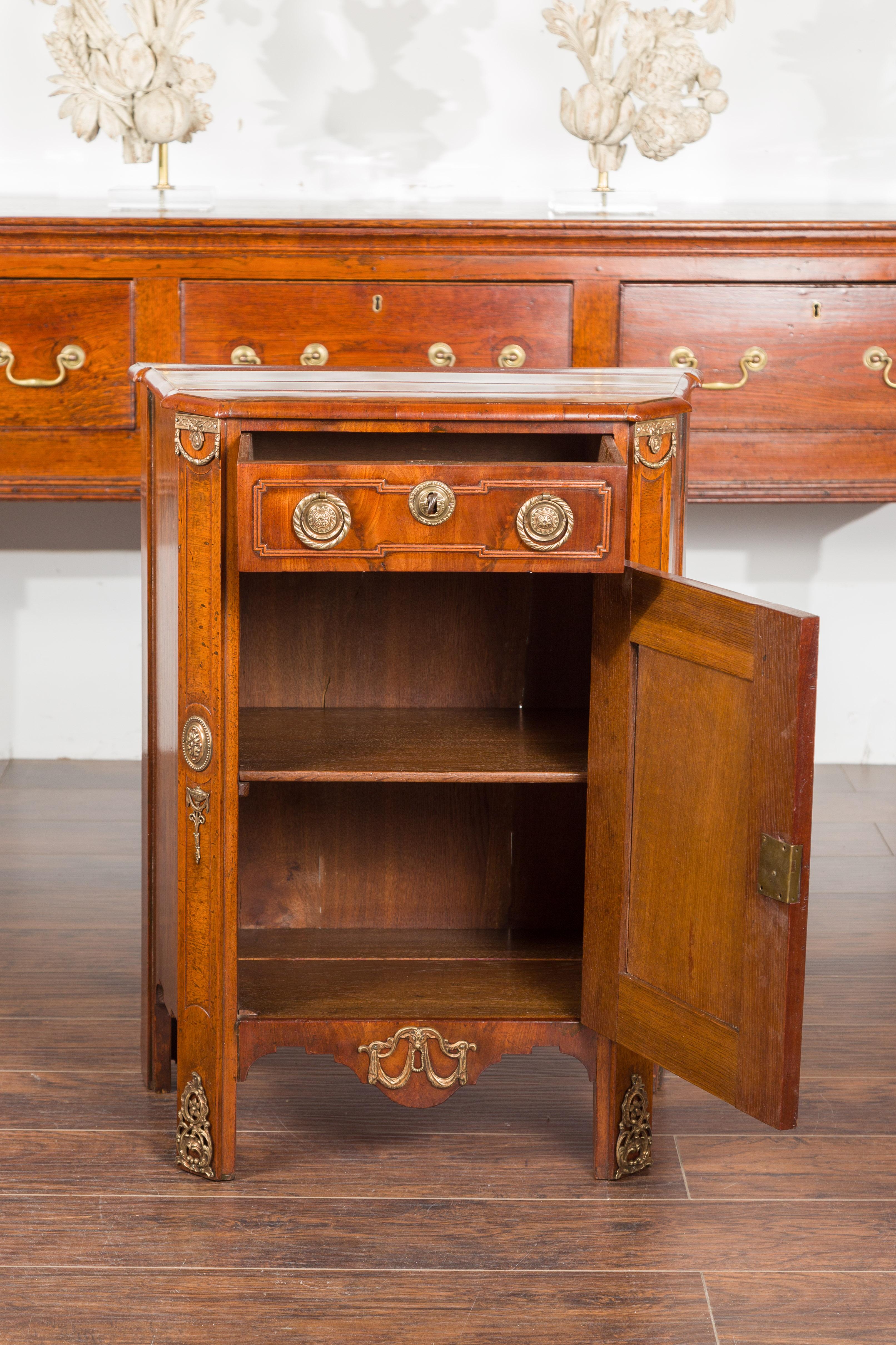 Comodino olandese del XIX secolo in noce con cassetto, anta e supporti in bronzo in vendita 6