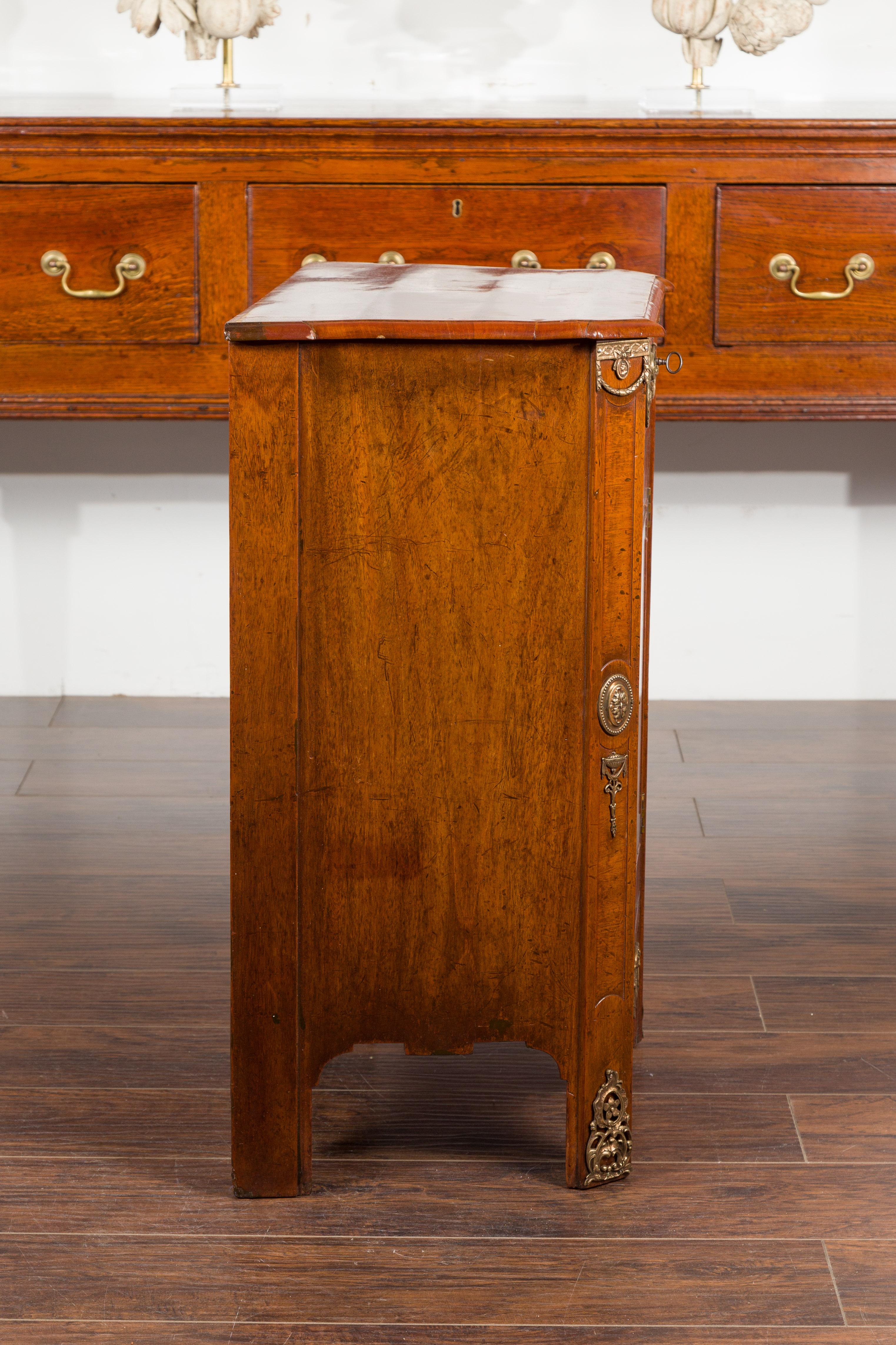 Comodino olandese del XIX secolo in noce con cassetto, anta e supporti in bronzo in vendita 8