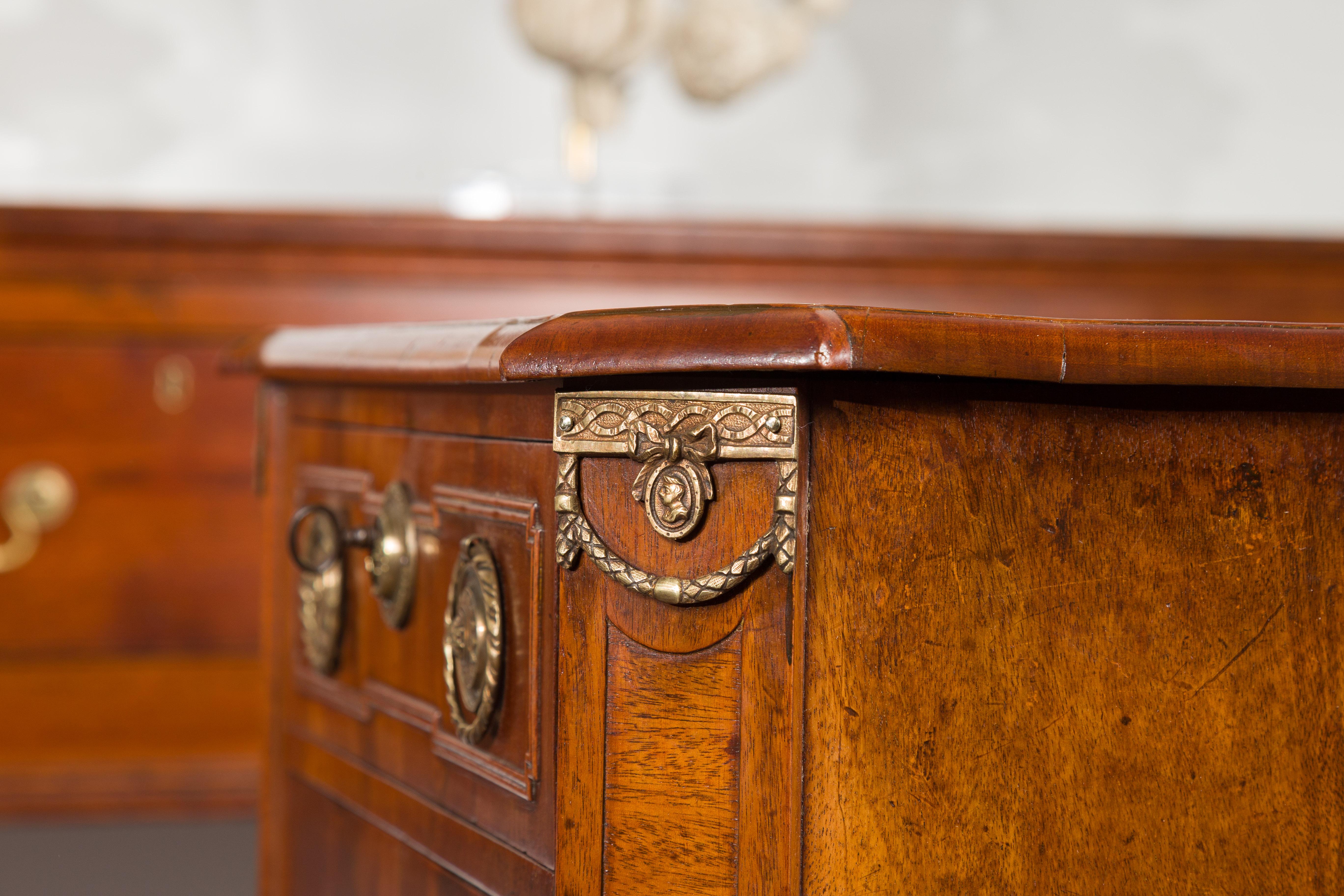 Comodino olandese del XIX secolo in noce con cassetto, anta e supporti in bronzo in vendita 12