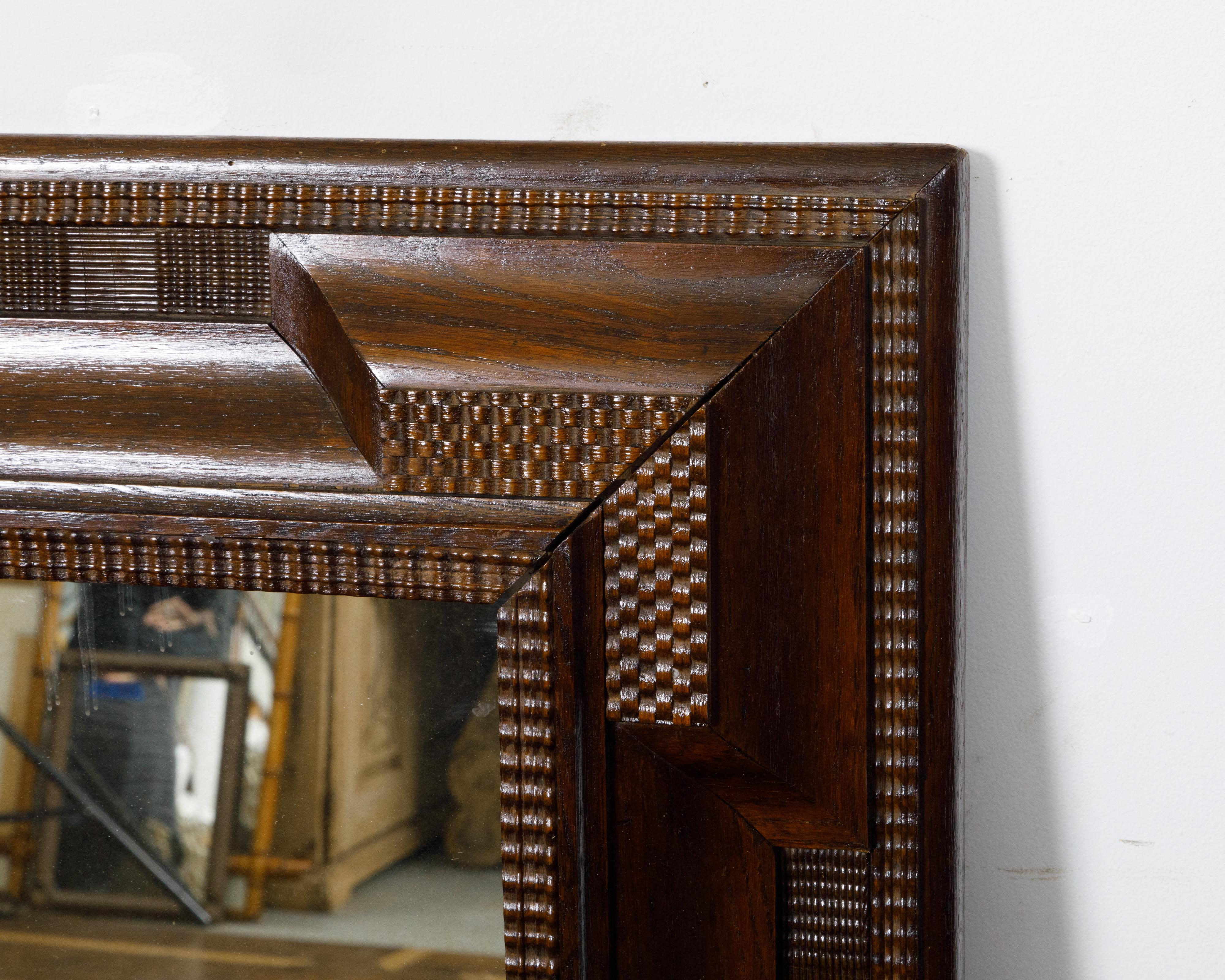Intagliato Specchio olandese del XIX secolo in legno di noce con inserti intagliati e motivi in rilievo in vendita