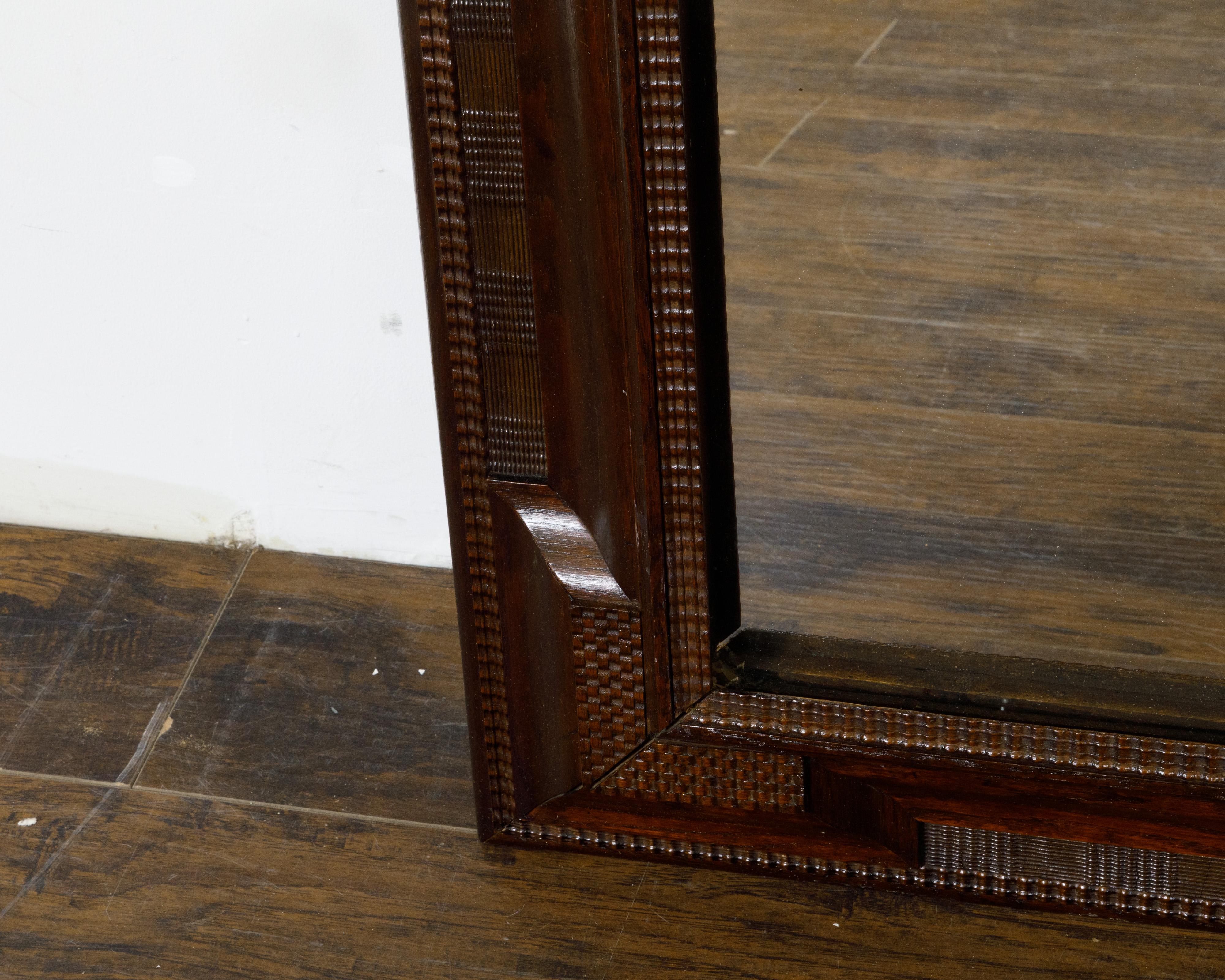 Specchio olandese del XIX secolo in legno di noce con inserti intagliati e motivi in rilievo in vendita 3