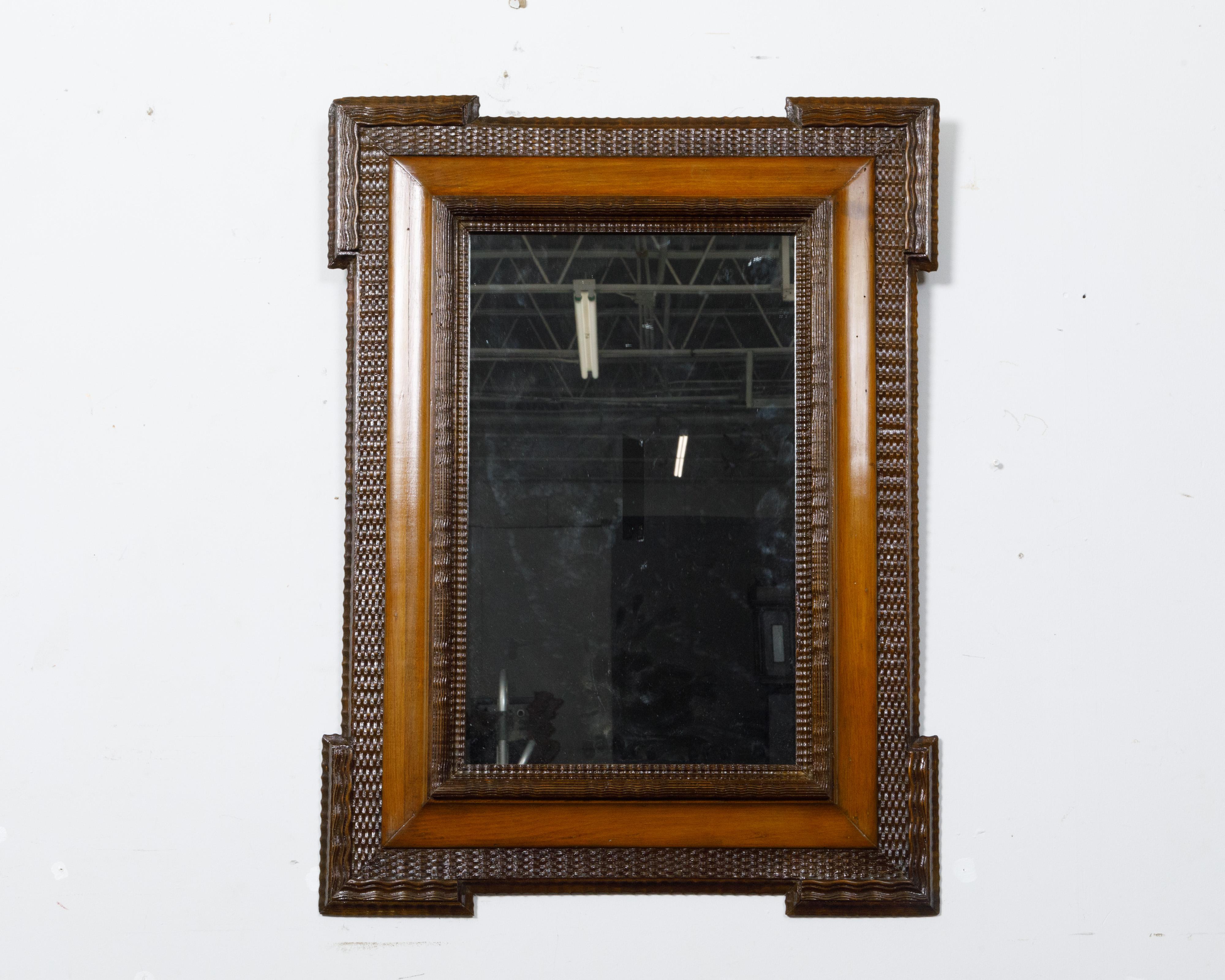Néerlandais Miroir hollandais en noyer du XIXe siècle avec décor sculpté à la main et patine Brown en vente