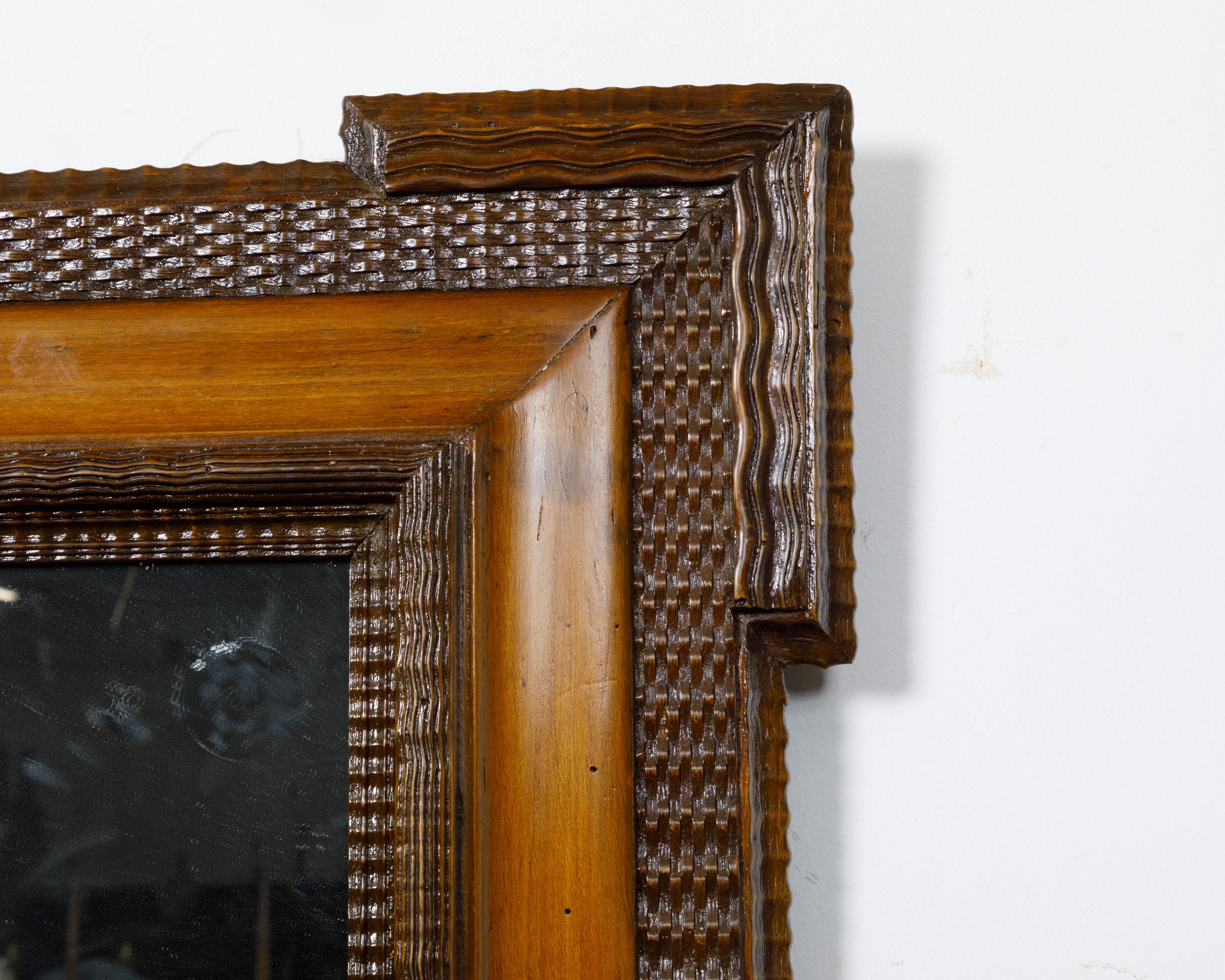 Sculpté à la main Miroir hollandais en noyer du XIXe siècle avec décor sculpté à la main et patine Brown en vente