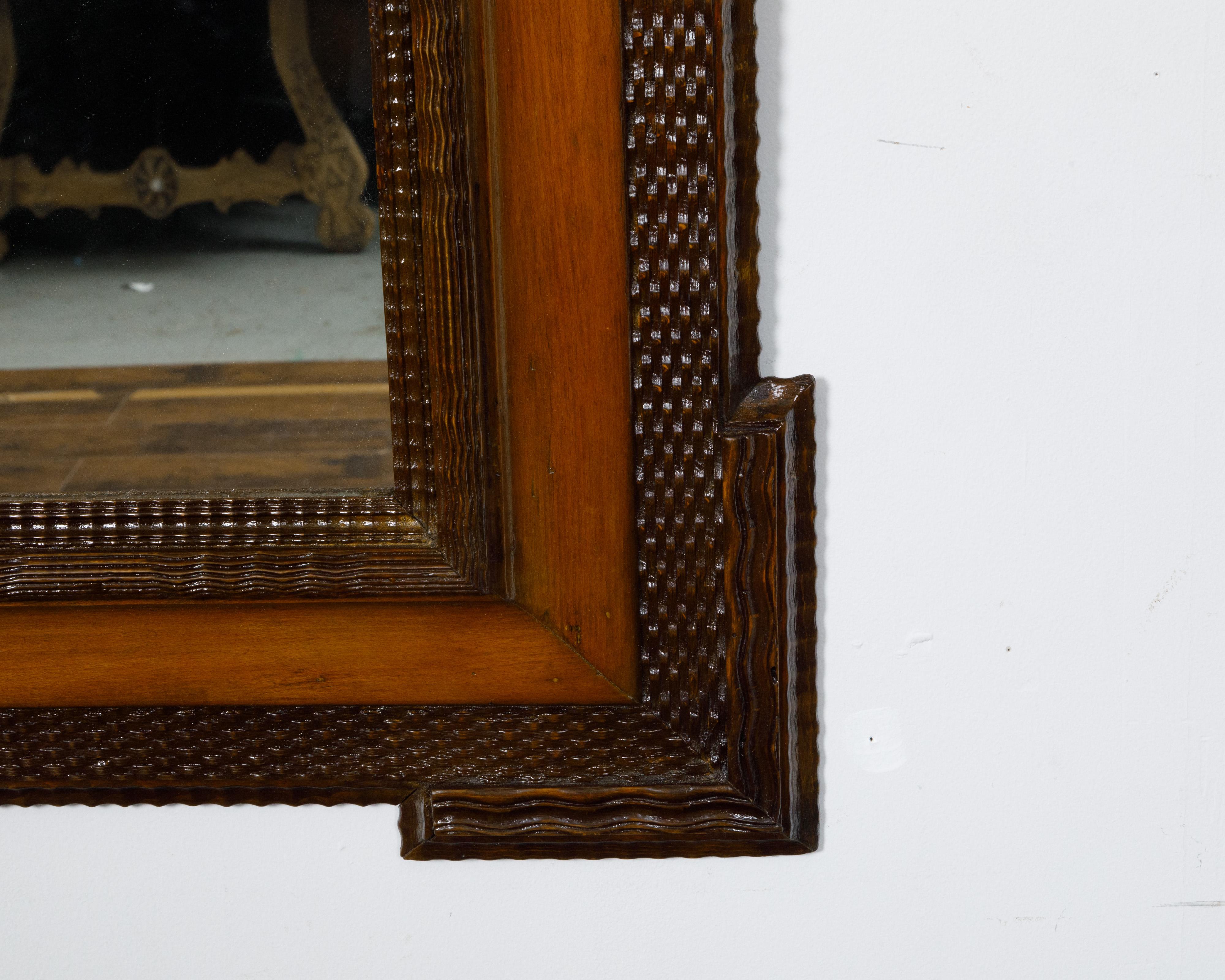 Miroir hollandais en noyer du XIXe siècle avec décor sculpté à la main et patine Brown Bon état - En vente à Atlanta, GA