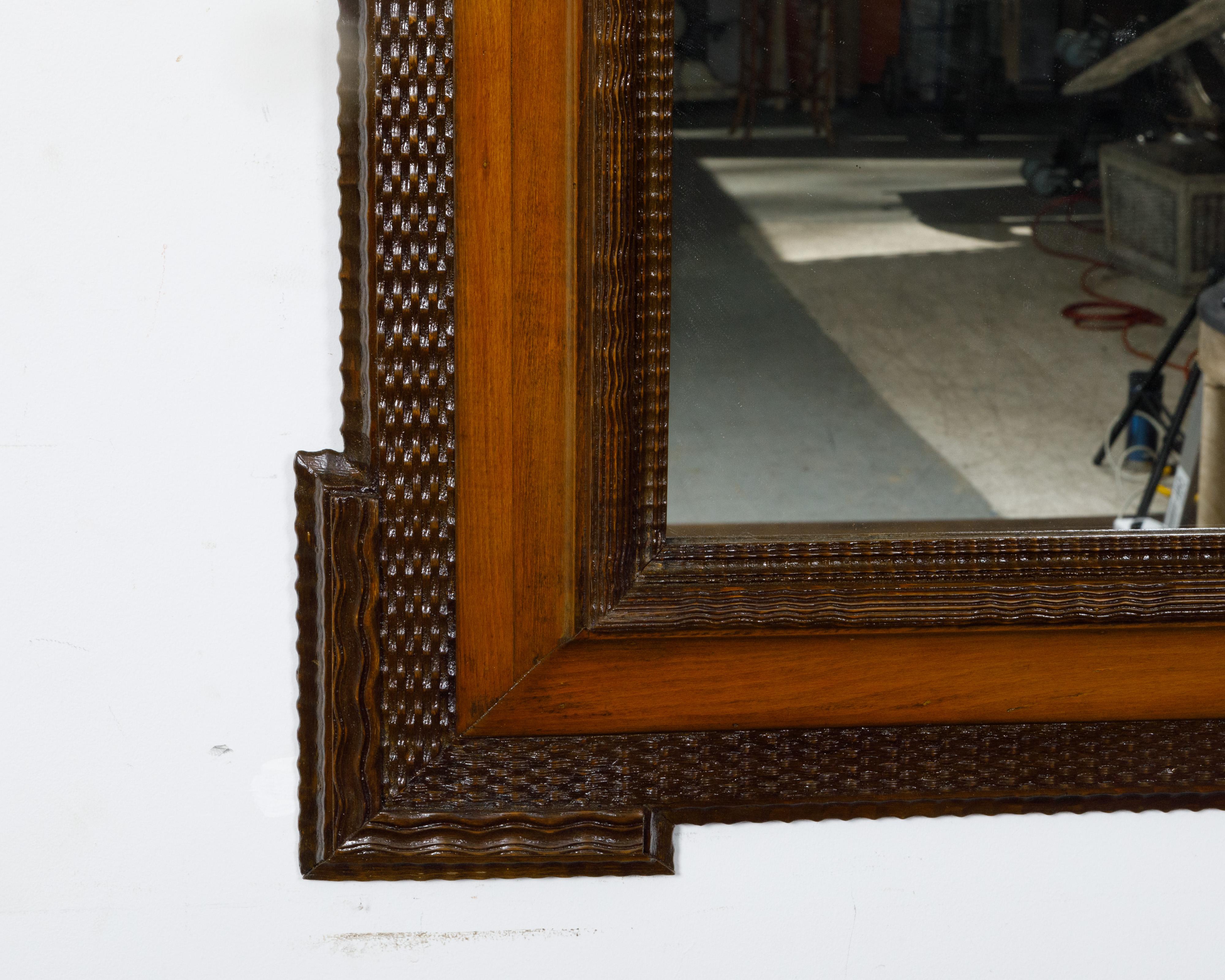 Miroir hollandais en noyer du XIXe siècle avec décor sculpté à la main et patine Brown en vente 1