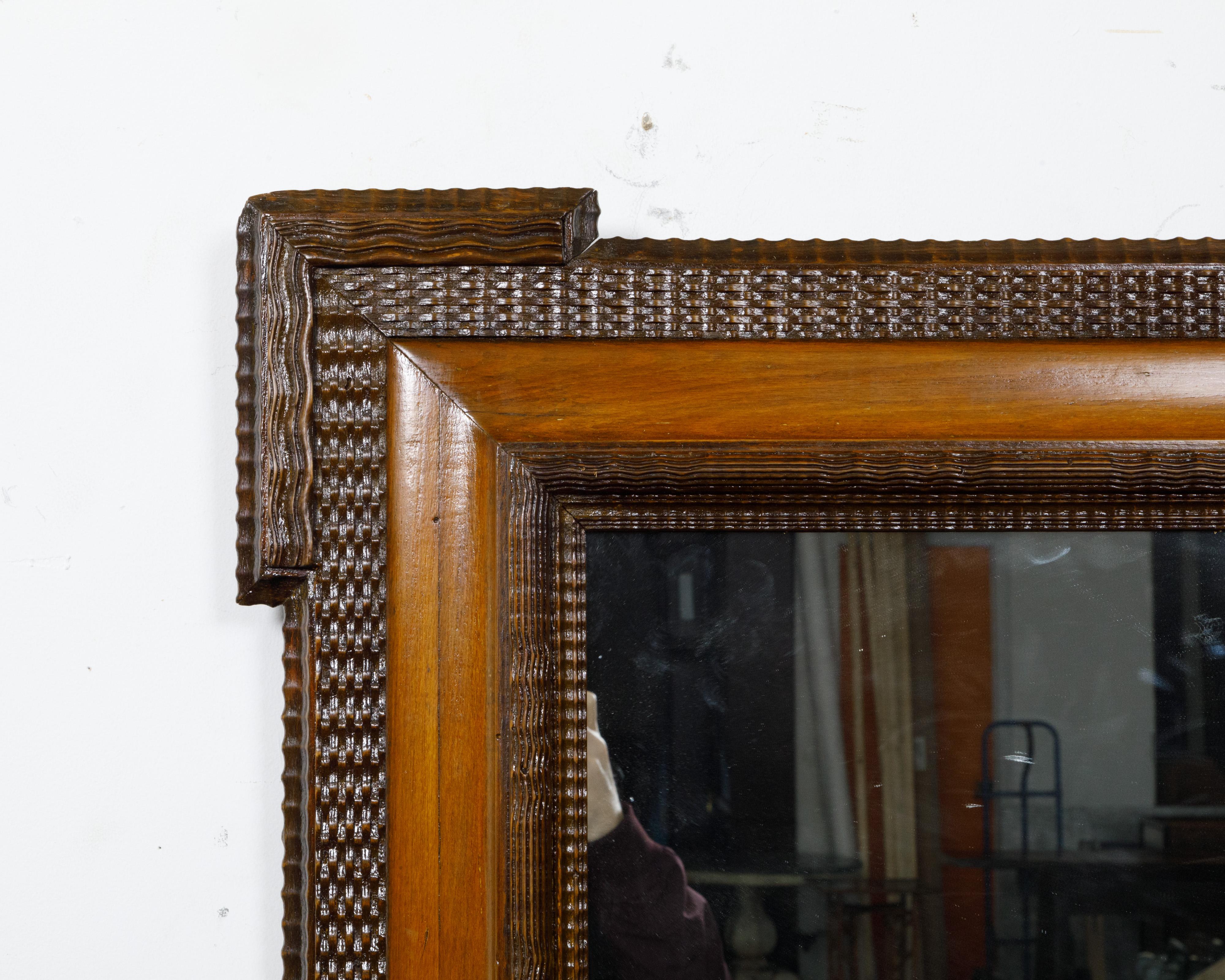Miroir hollandais en noyer du XIXe siècle avec décor sculpté à la main et patine Brown en vente 2