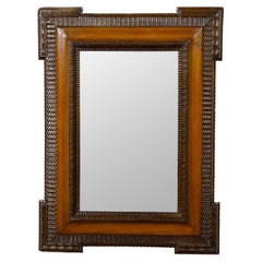 Miroir hollandais en noyer du XIXe siècle avec décor sculpté à la main et patine Brown