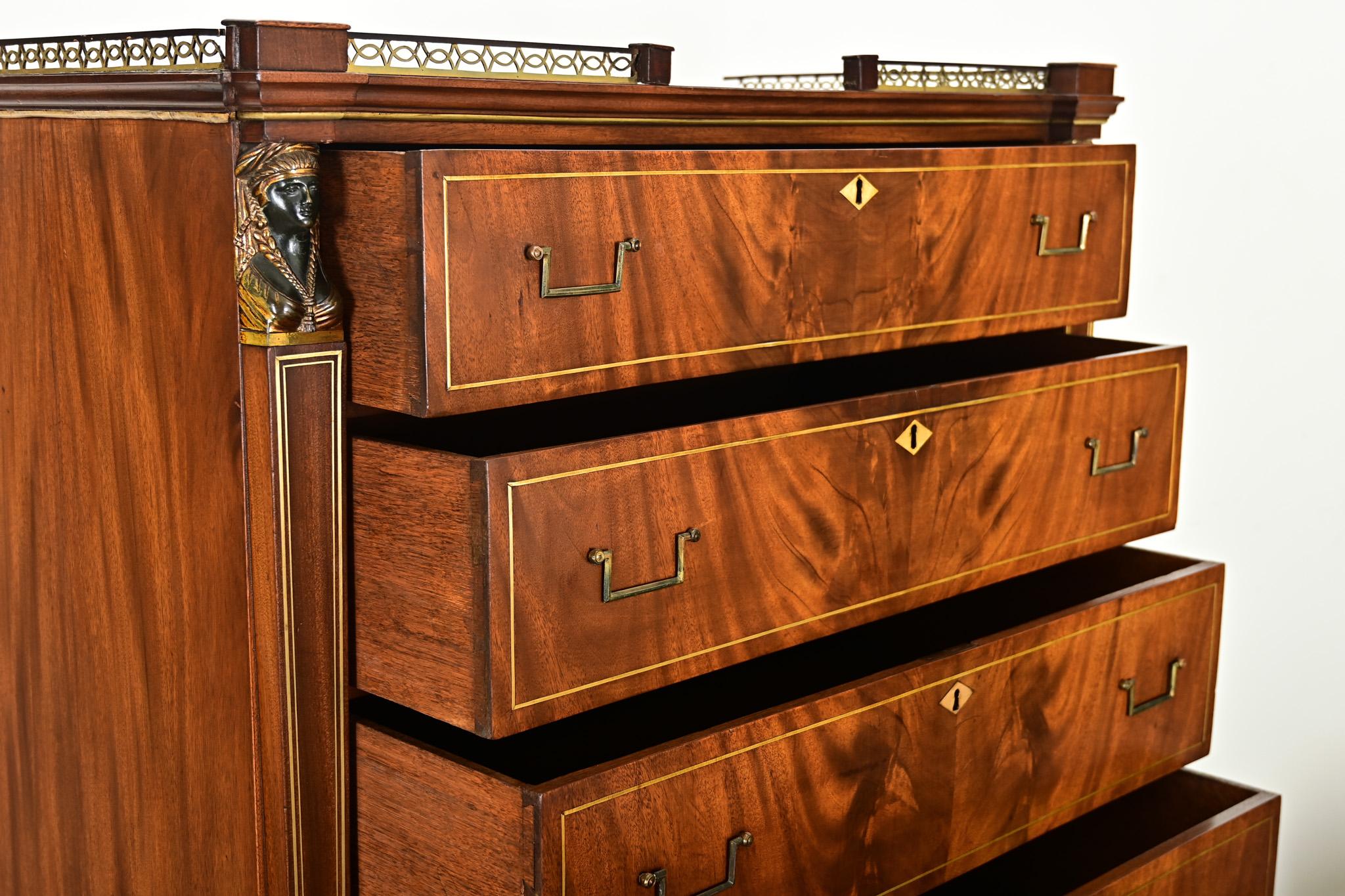 Tallboy in stile impero in mogano del XX secolo olandese in vendita 3