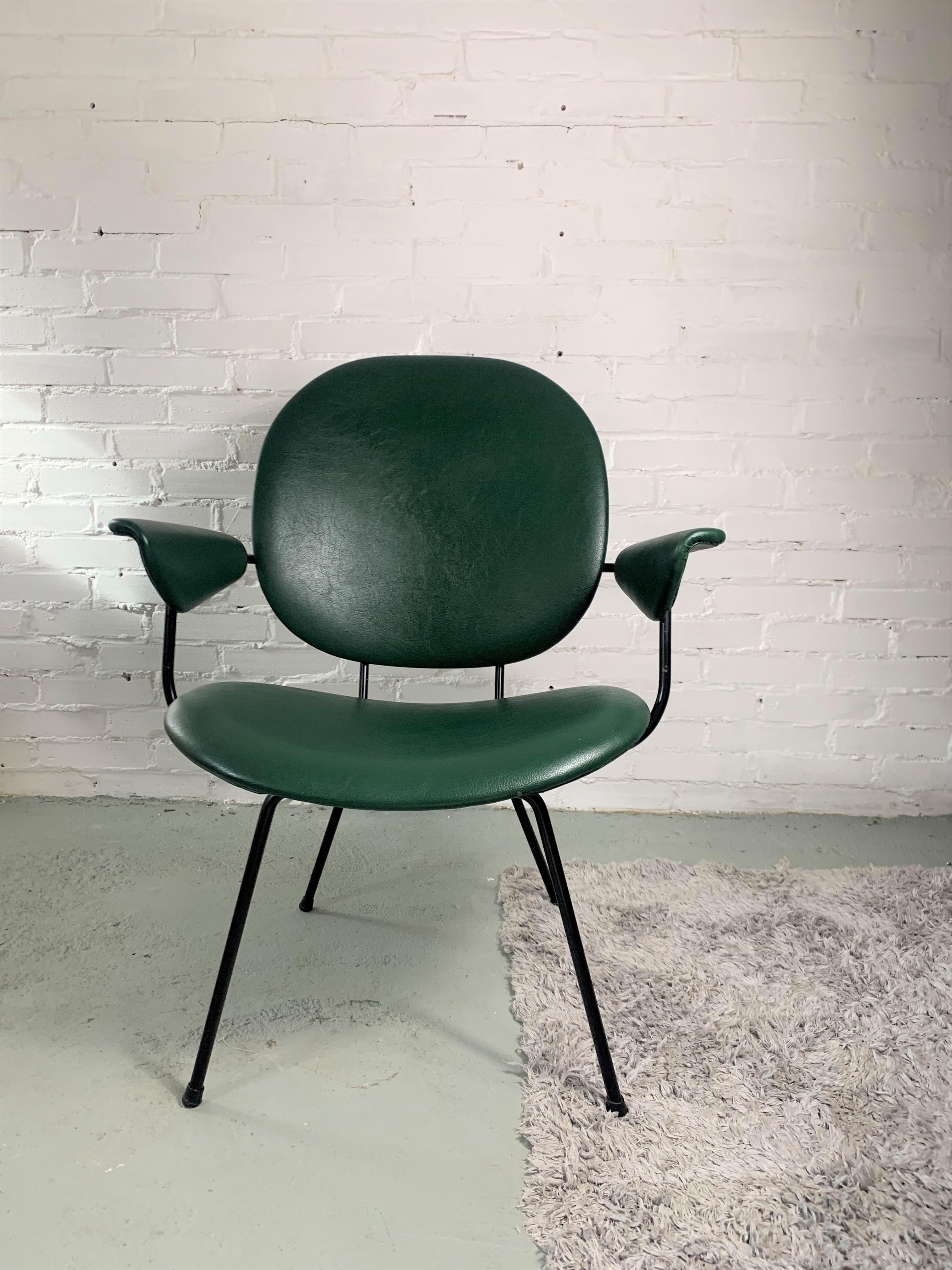 This easy chair model 302 was designed by W.H. Gispen for Kembo in the 1950s. The chair features a tubular metal frame and is upholstered in green vinyl. The chair is in a good vintage condition. It is not later edition but original piece from the