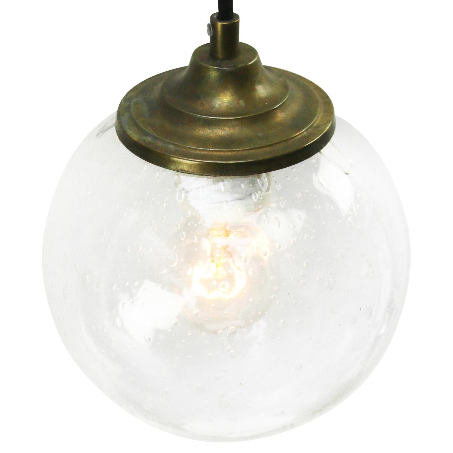 Mid-Century moderno Lampada a sospensione olandese a bolle d'aria in vetro con globo in ottone in vendita