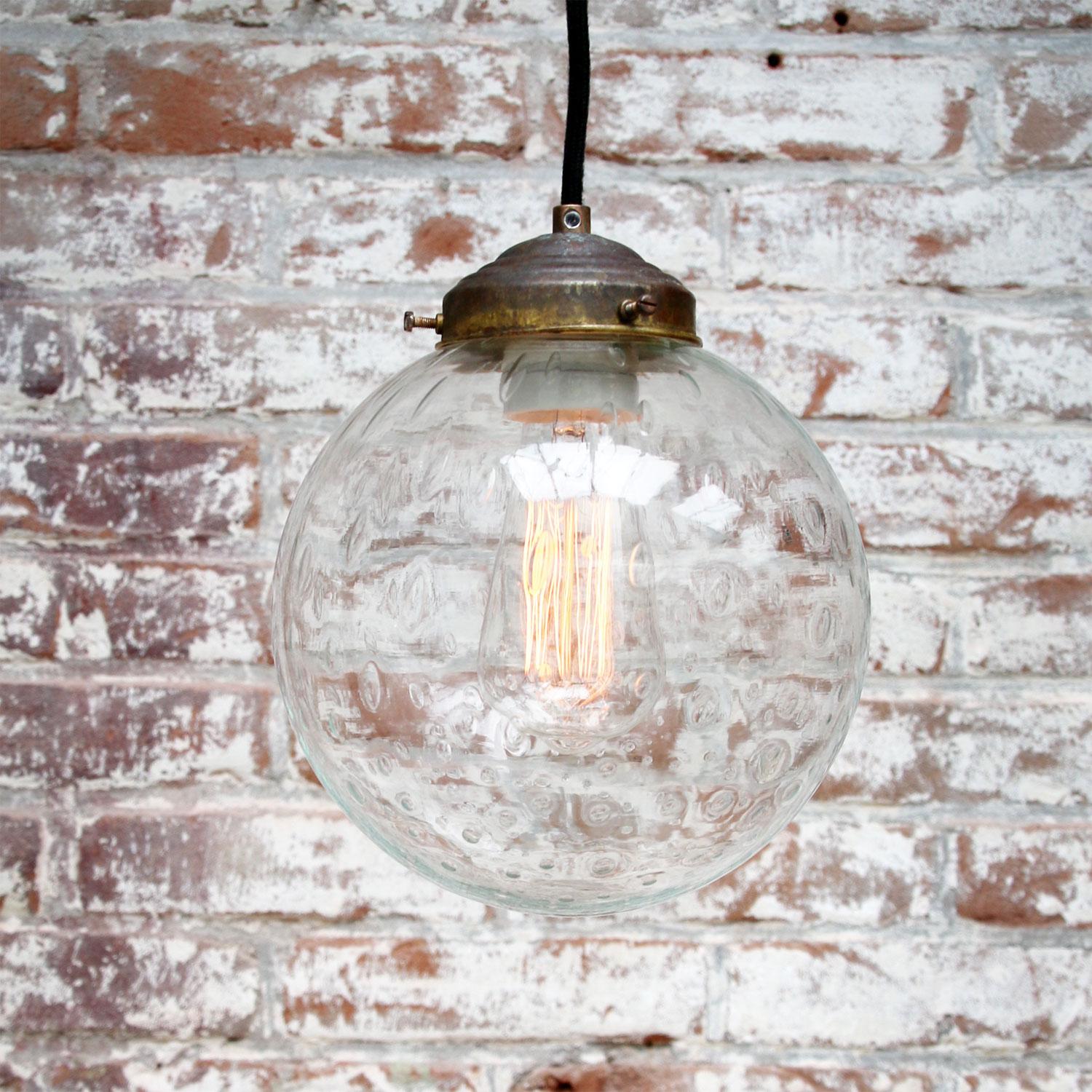 Originale ciondolo vintage in vetro a bolle d'aria.
2 metri di filo nero
Top in ottone

Peso: 2,00 kg / 4,4 lb

Prezzo per singolo articolo. Tutte le lampade sono state rese idonee dagli standard internazionali per le lampadine a