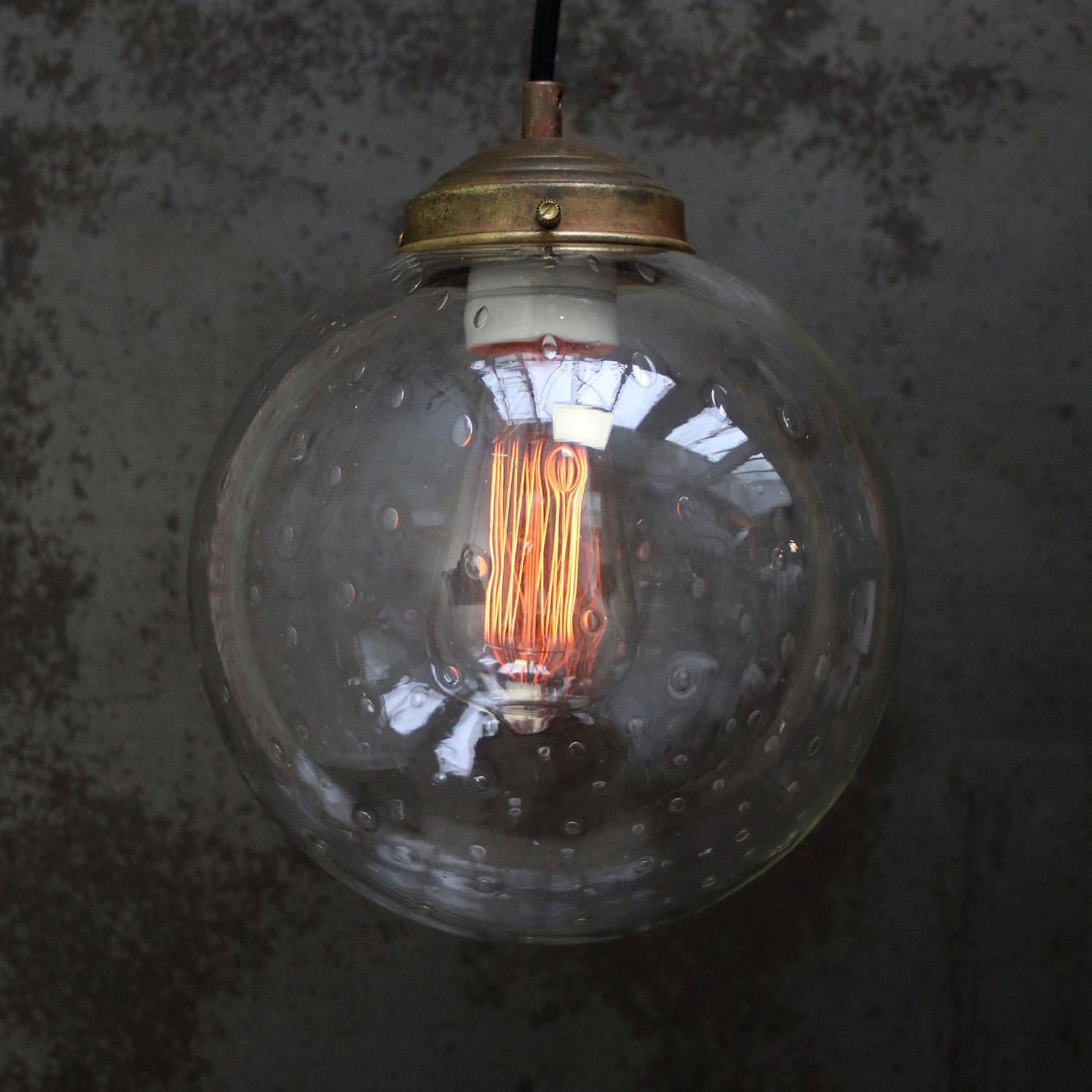 Original Vintage-Anhänger aus Glas mit Luftblasen.
2 Meter schwarzes Kabel
Oberteil aus Messing

Gewicht: 2.00 kg / 4.4 lb

Der Preis gilt für jeden einzelnen Artikel. Alle Lampen sind nach internationalen Normen für Glühbirnen, energieeffiziente