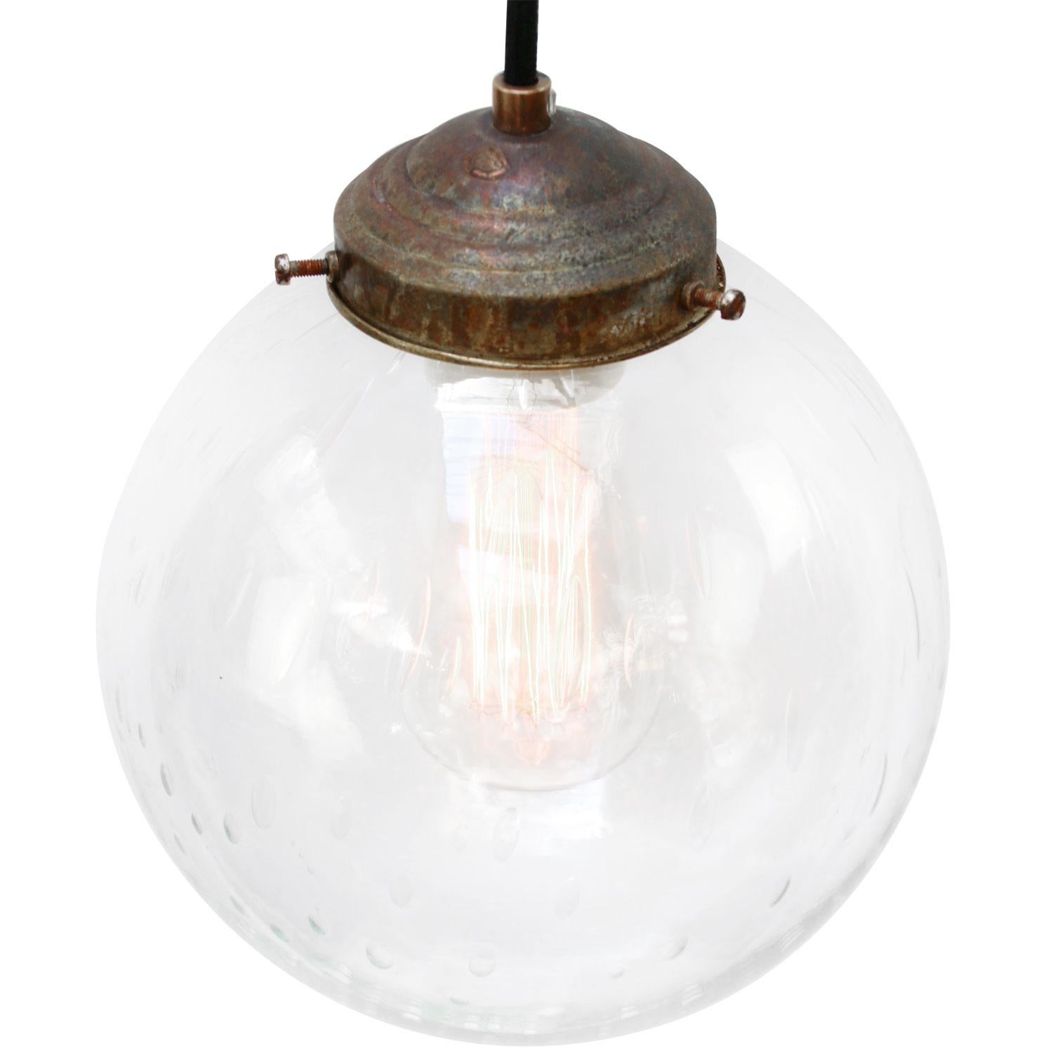 Mid-Century moderno Luci a sospensione in ottone con globo di vetro a bolle d'aria olandesi in vendita