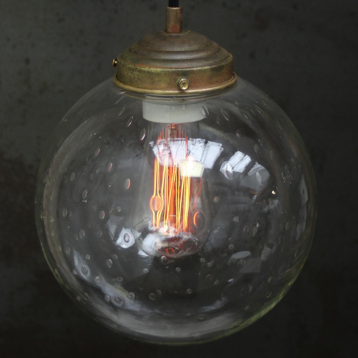 Dutch Air Bubble Glass Globe Brass Top Pendelleuchten (Moderne der Mitte des Jahrhunderts) im Angebot