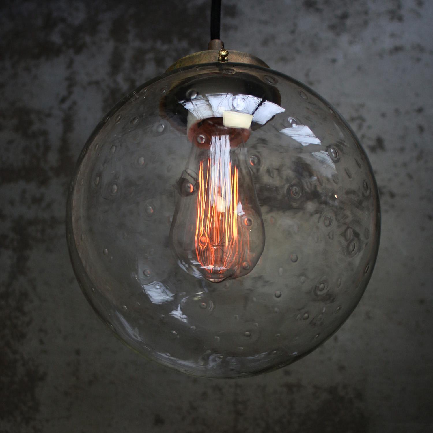 Dutch Air Bubble Glass Globe Brass Top Pendelleuchten (Niederländisch) im Angebot
