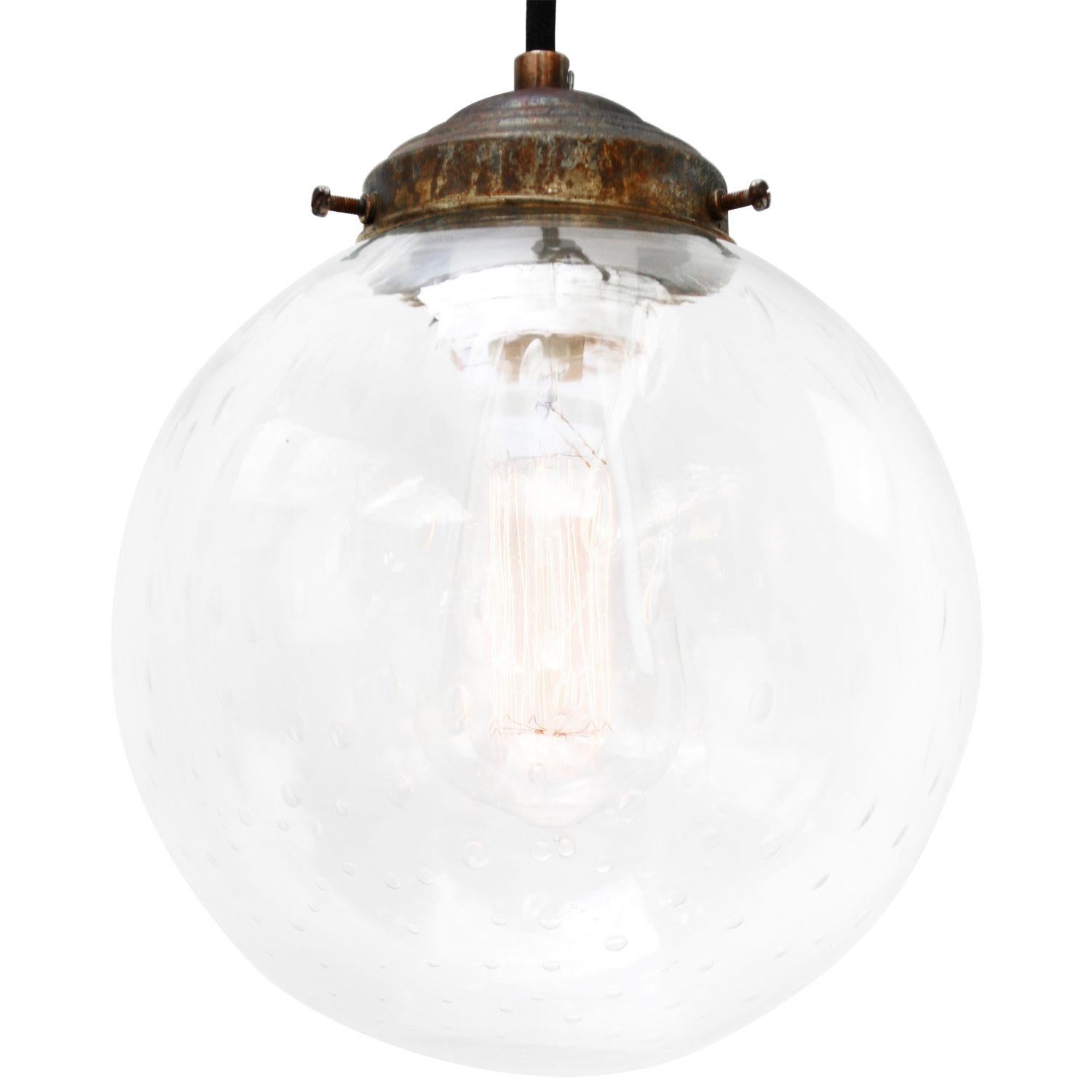 Luci a sospensione in ottone con globo di vetro a bolle d'aria olandesi In condizioni buone in vendita a Amsterdam, NL