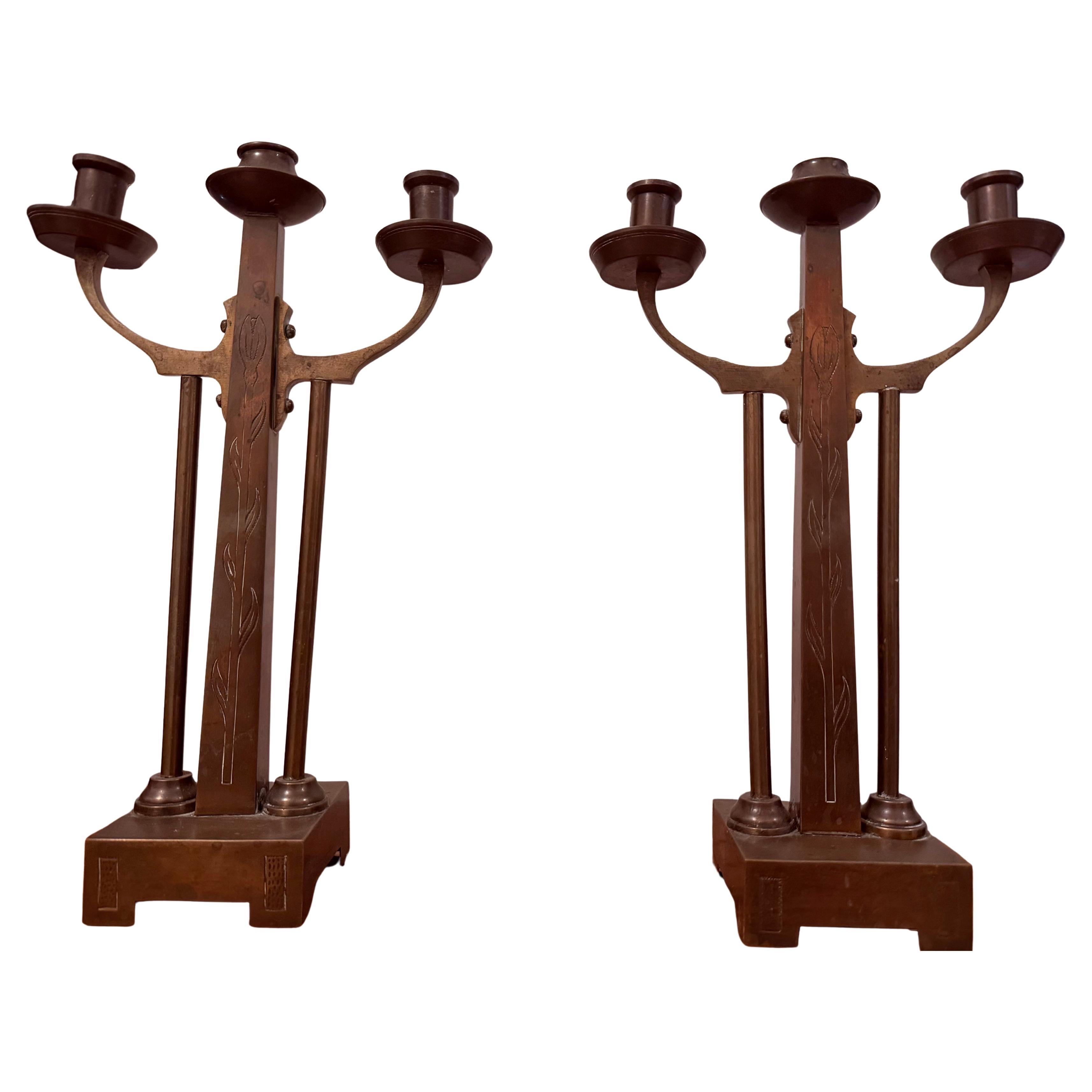 Paire de bougeoirs en laiton de l
école hollandaise d
Amsterdam Arts and Crafts 1910 en vente