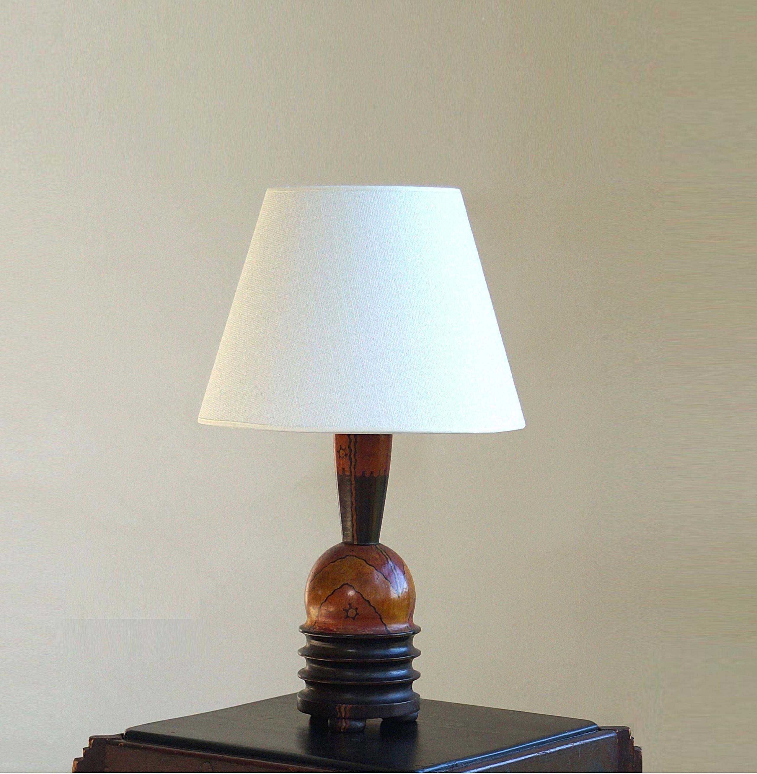 Lampe de table en bois batiké de l'école d'Amsterdam par très probablement (et confirmé par un expert en la matière) L. Bogtman. Signé en dessous et en très bon état. Le cadre de l'abat-jour d'origine a été retapissé en lin.

Les noms de L. Bogtman