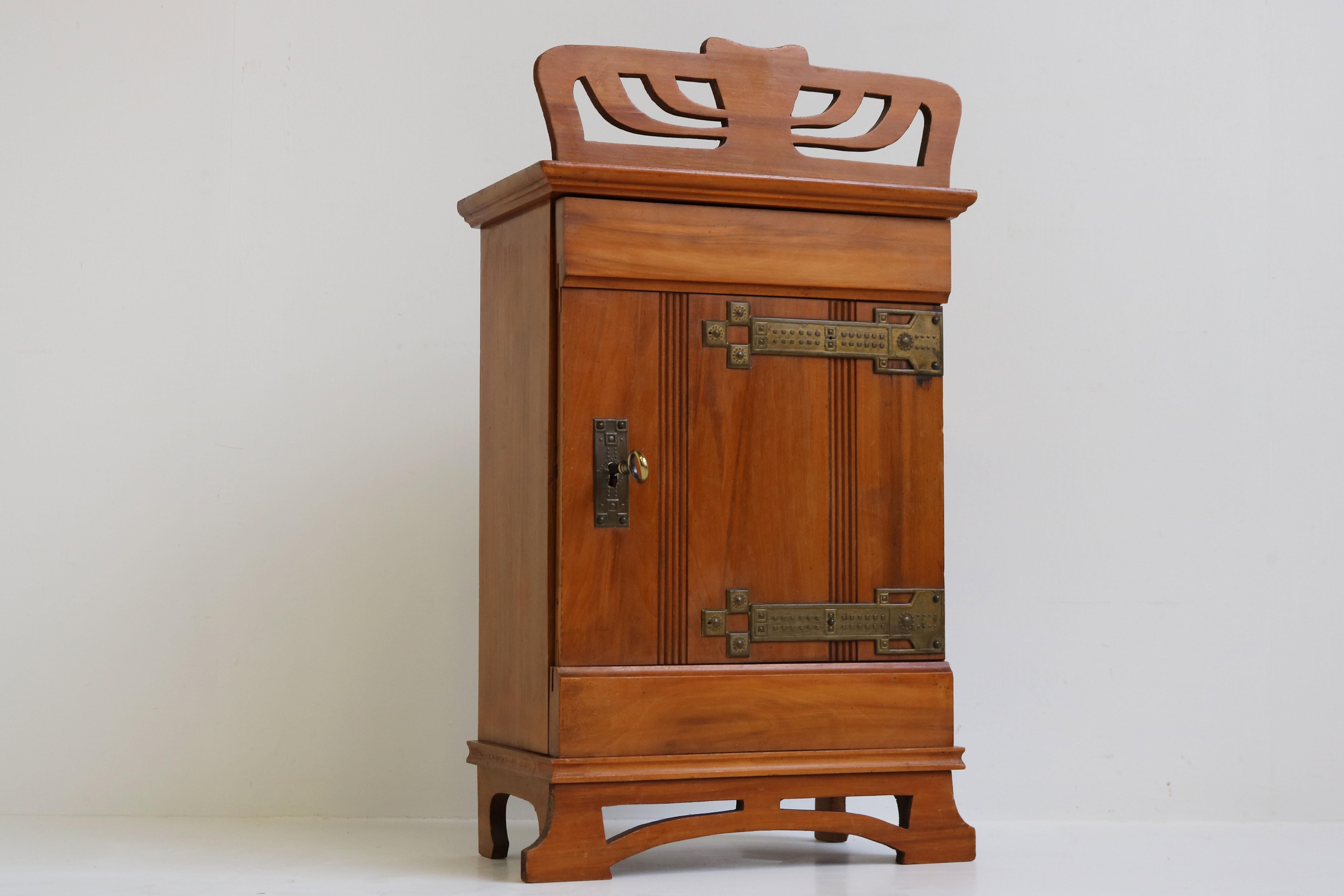Dutch Antique 1910 Art Nouveau / Jugendstil Wall Cabinet in Cherry Wood Brass For Sale 1