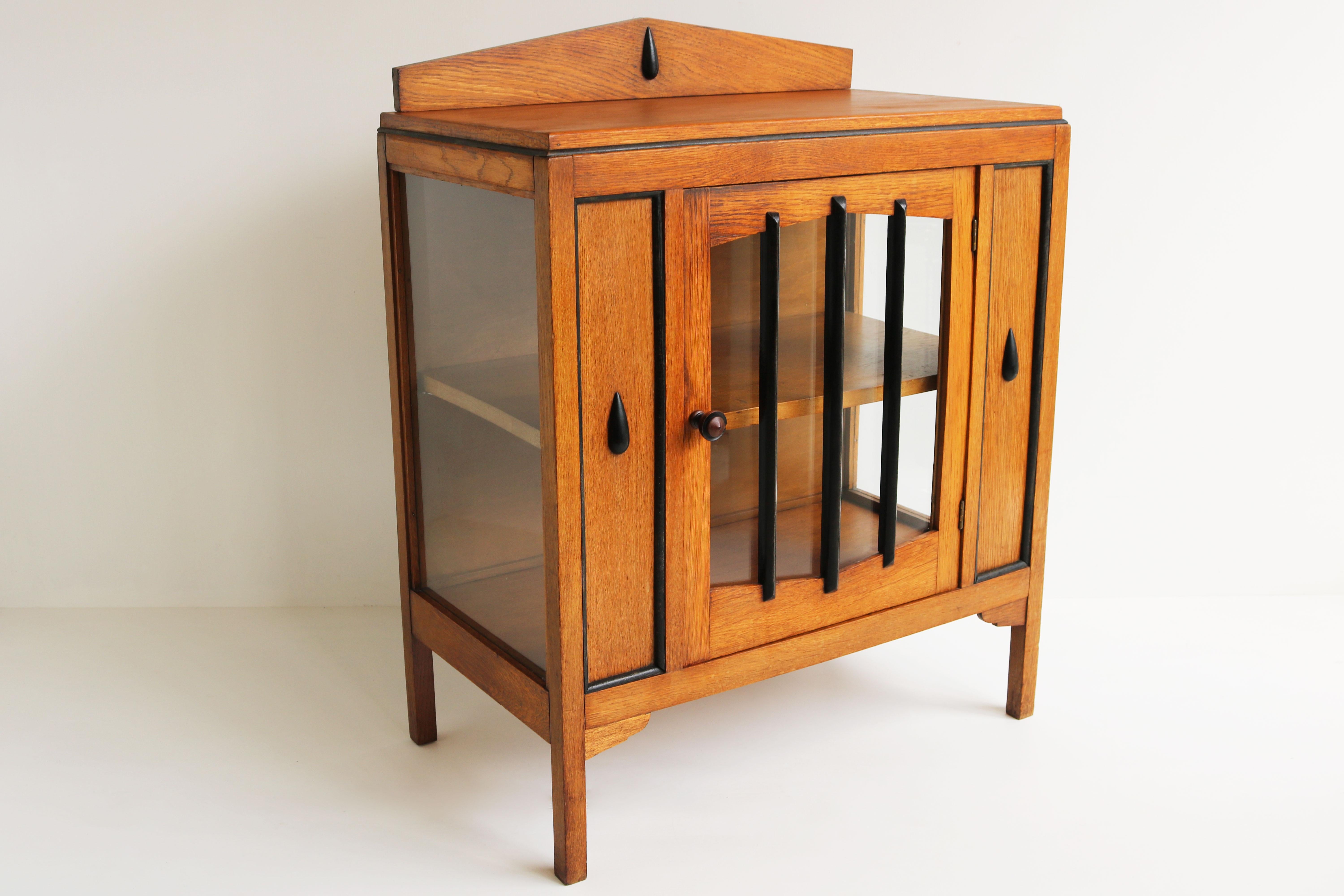 Gorgeous Dutch antique Amsterdam School style tea cabinet. Striking Dutch Art Deco design from the 1920s .
The blonde oak looks amazing with ebony details & typical Amsterdam School Art Deco decoration for example the 3 vertical ebony rods on the