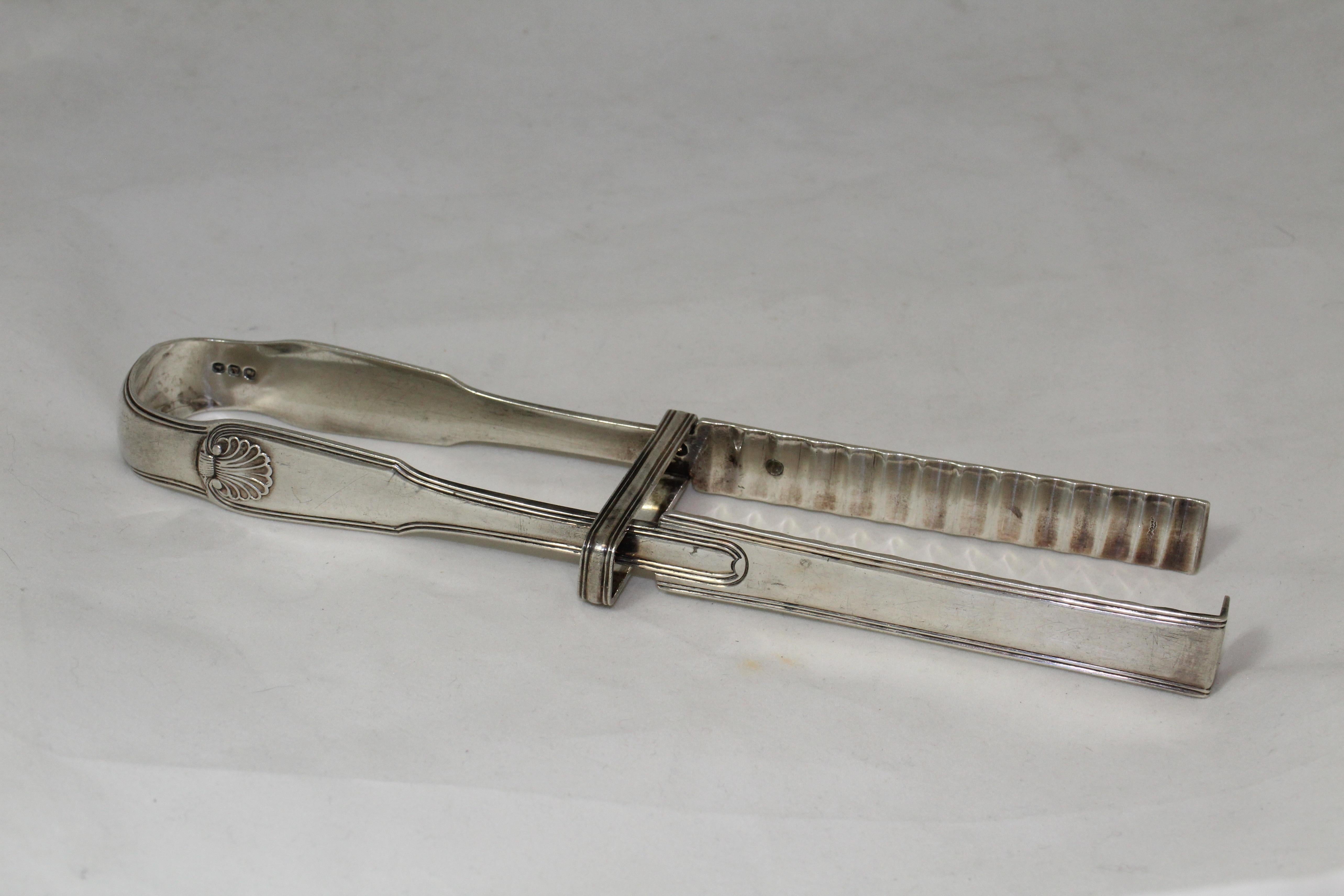 Dutch Antique silver asparagus tongs 1820


In the past people ate in luxury. The English had come up with something for every little bit of fun. They often used tongs, pans and pots. This is a typical English example, asparagus tongs for serving