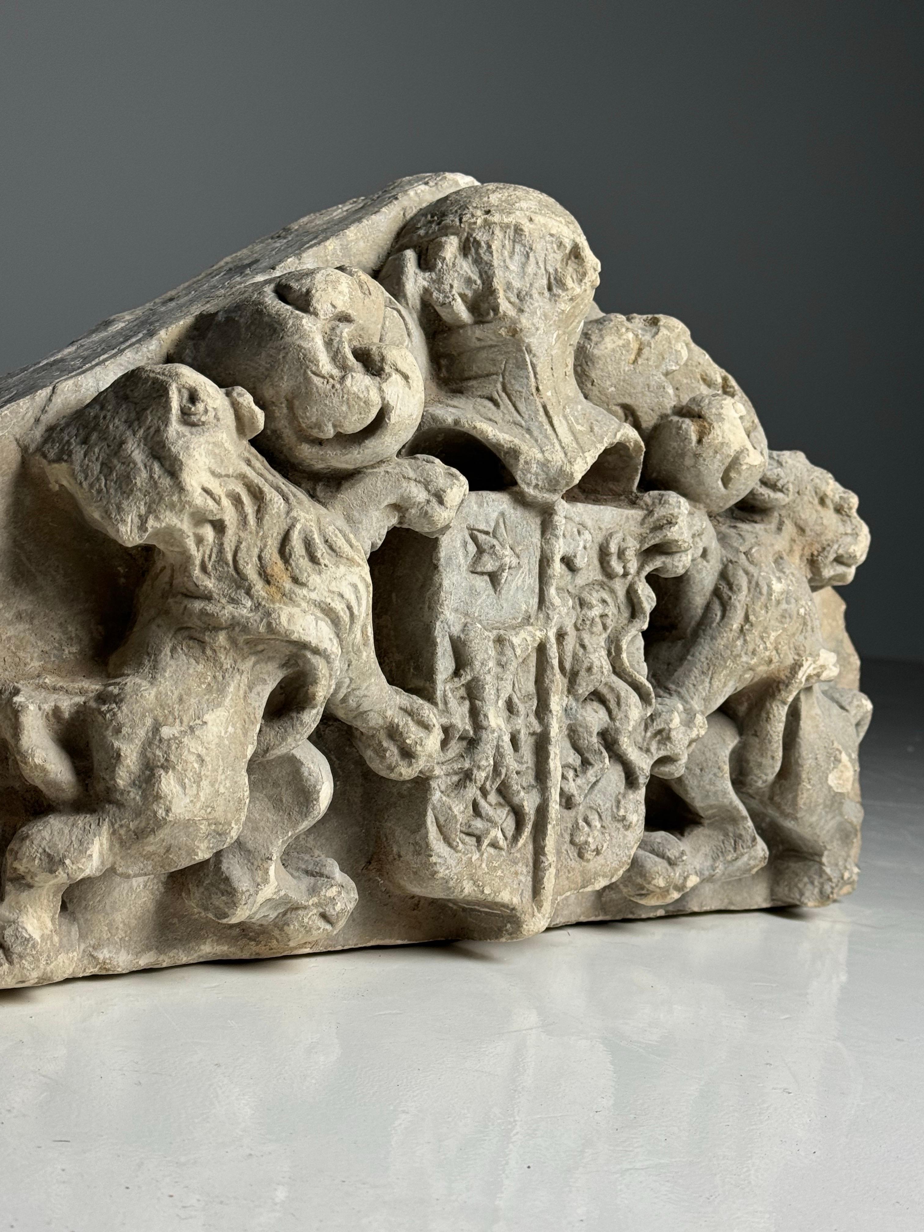Frammento architettonico olandese in pietra calcarea Stemma in vendita 6