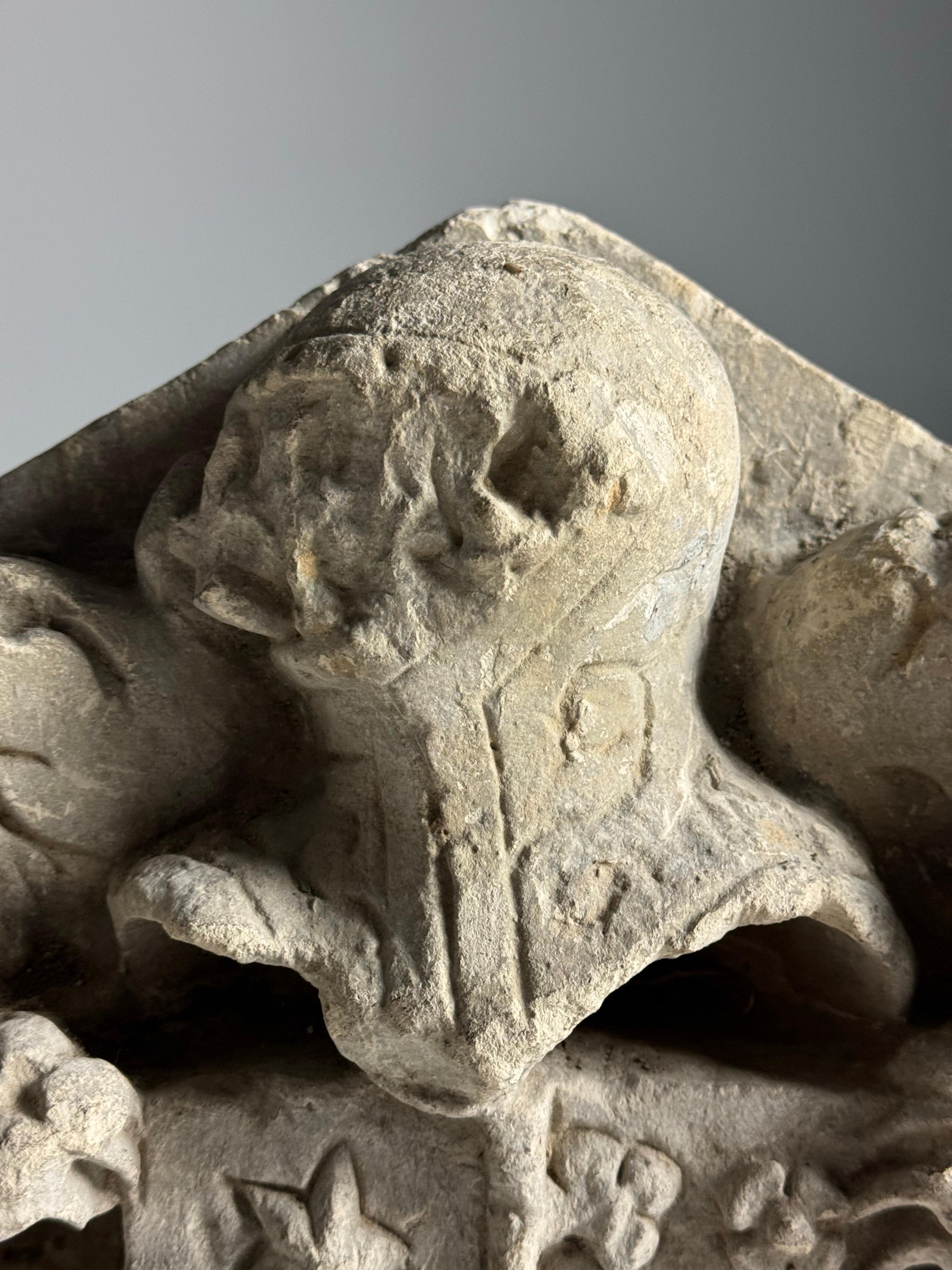 Frammento architettonico olandese in pietra calcarea Stemma in vendita 7