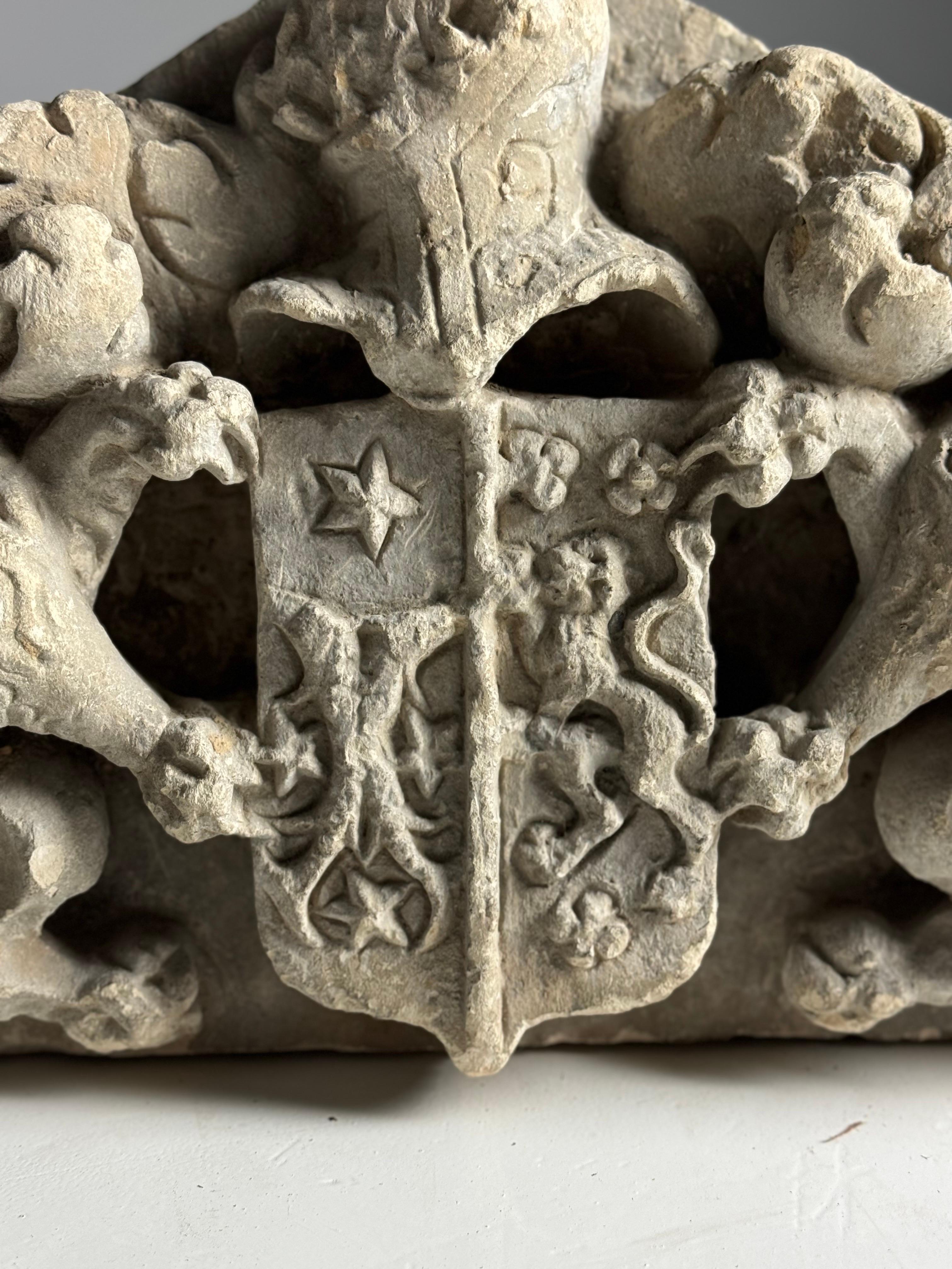Straordinario stemma intagliato a mano. Frammento architettonico che probabilmente si trovava sopra lo stipite di una porta. Materiale: Pietra calcarea

Olandese / fiammingo, probabilmente del XVIII secolo.

Dimensioni: 62w x 34h x 19d