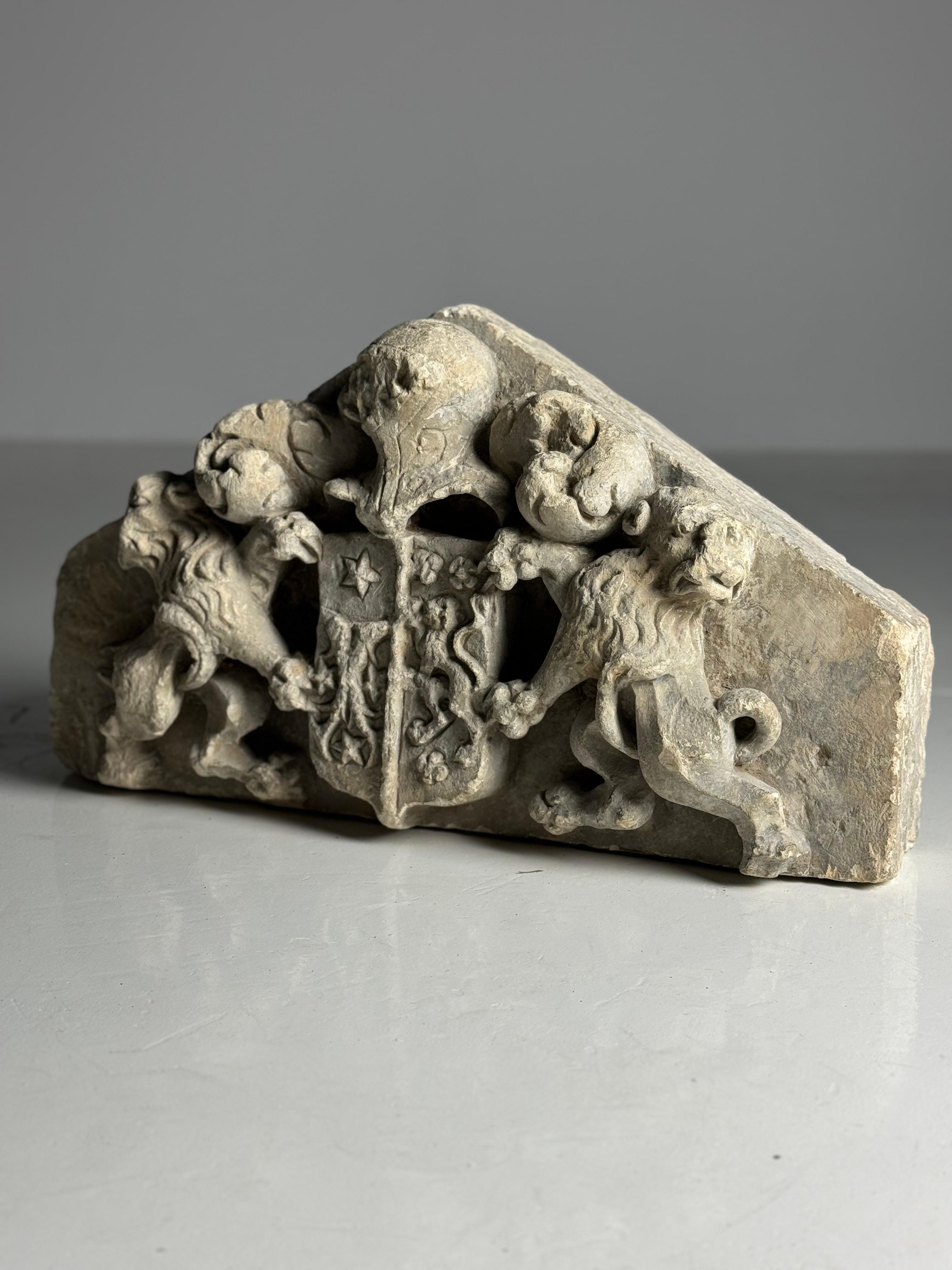 Calcare Frammento architettonico olandese in pietra calcarea Stemma in vendita