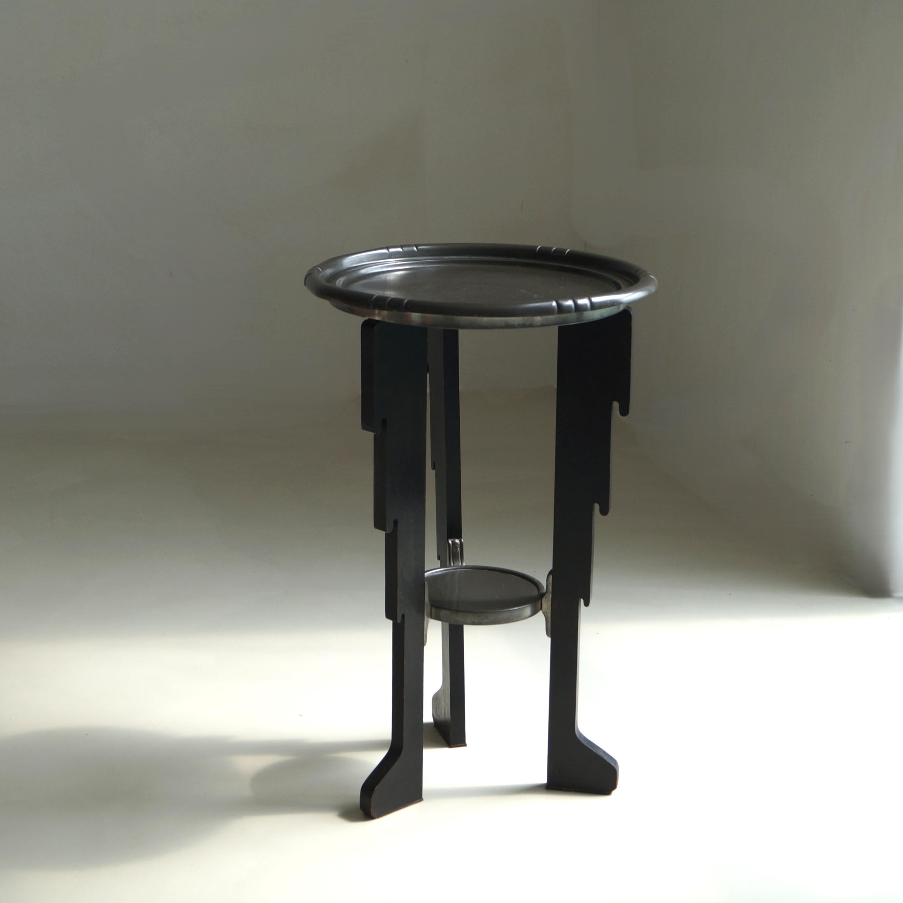 Une table d'appoint très décorative de l'école d'Amsterdam des années 1920,  alliant un design audacieux à une ingéniosité pratique. Son couvercle amovible en étain, conçu à l'origine pour faciliter le nettoyage, est parfaitement encastré dans le